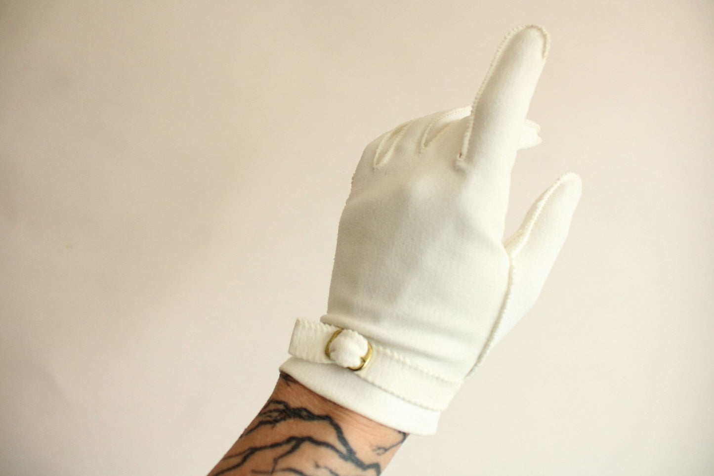 Vintage 1950s 1960s Gloves in Ivory with Gold Buckles