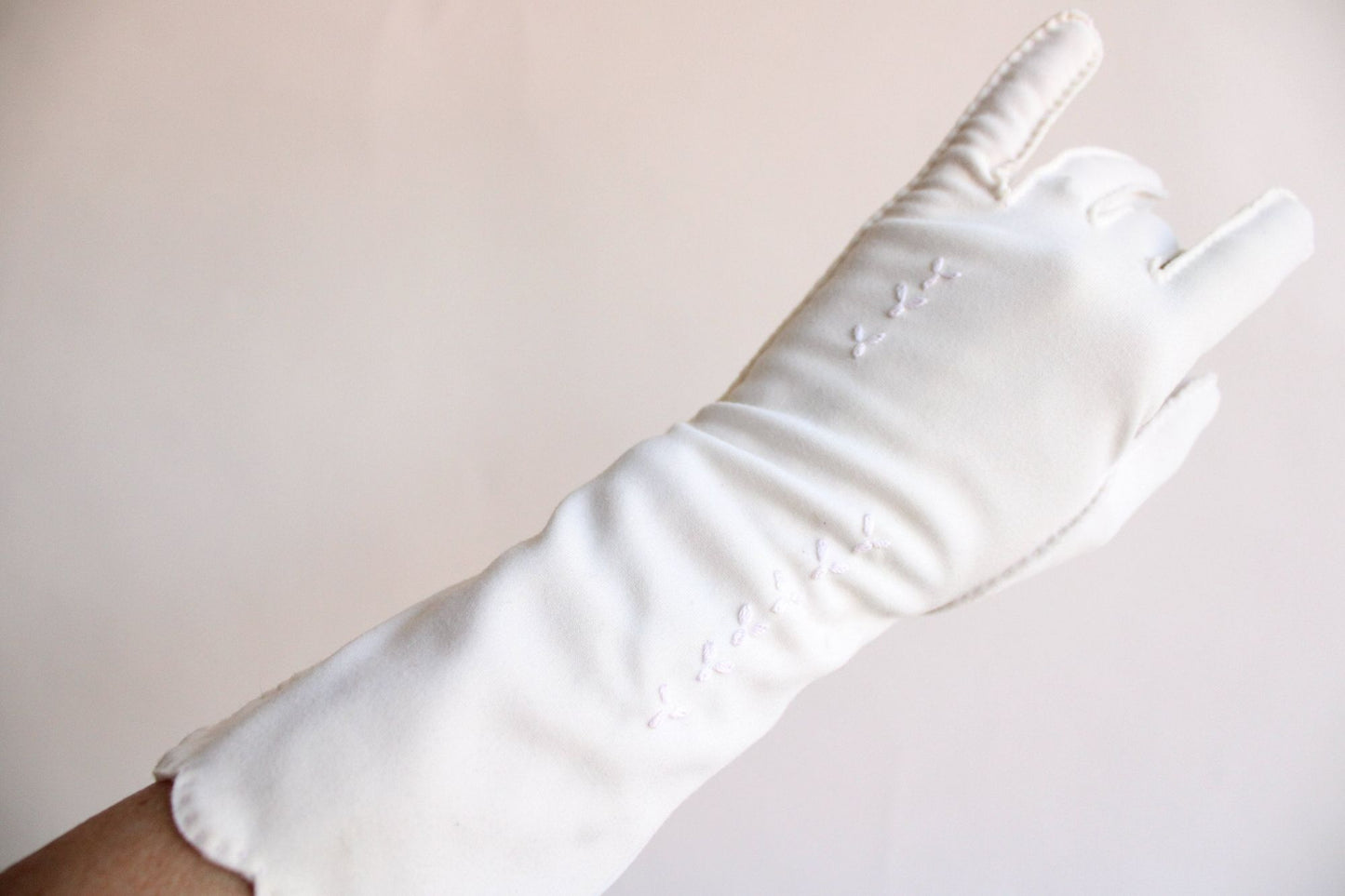 Vintage 1950s 1960s Purple Embroidered Elbow Length Cotton Gloves