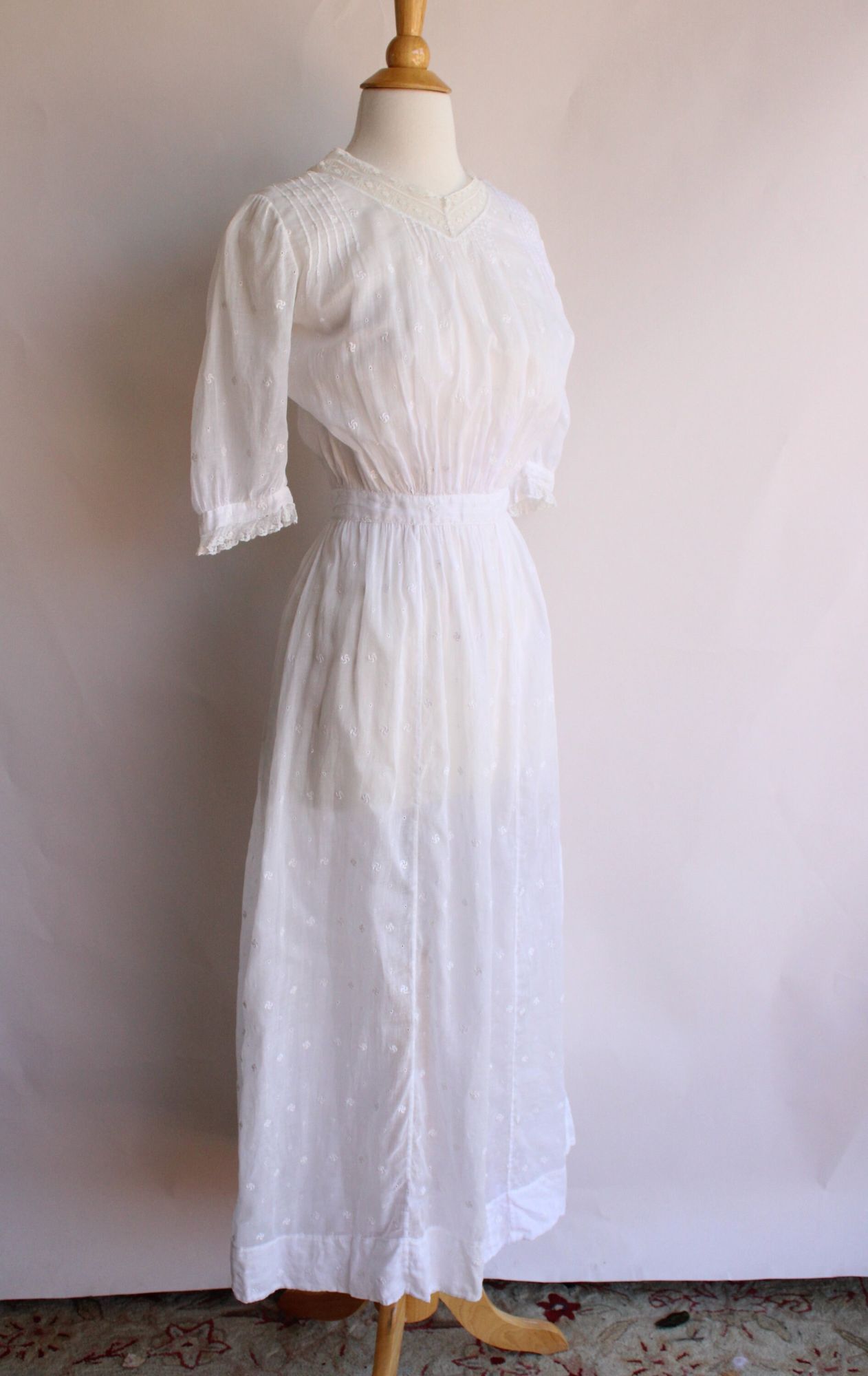 Vintage Antique 1900s 1910s  Edwardian White Cotton And Lace Embroidered Lingerie ( Tea)  Dress