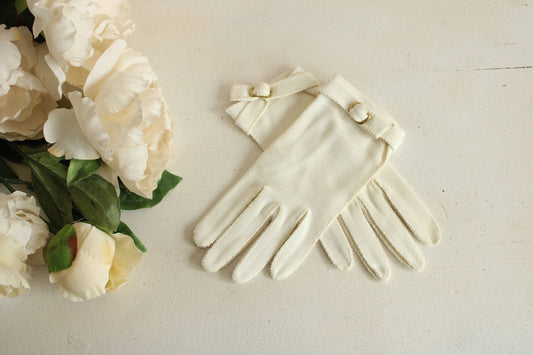 Vintage 1950s 1960s Gloves in Ivory with Gold Buckles