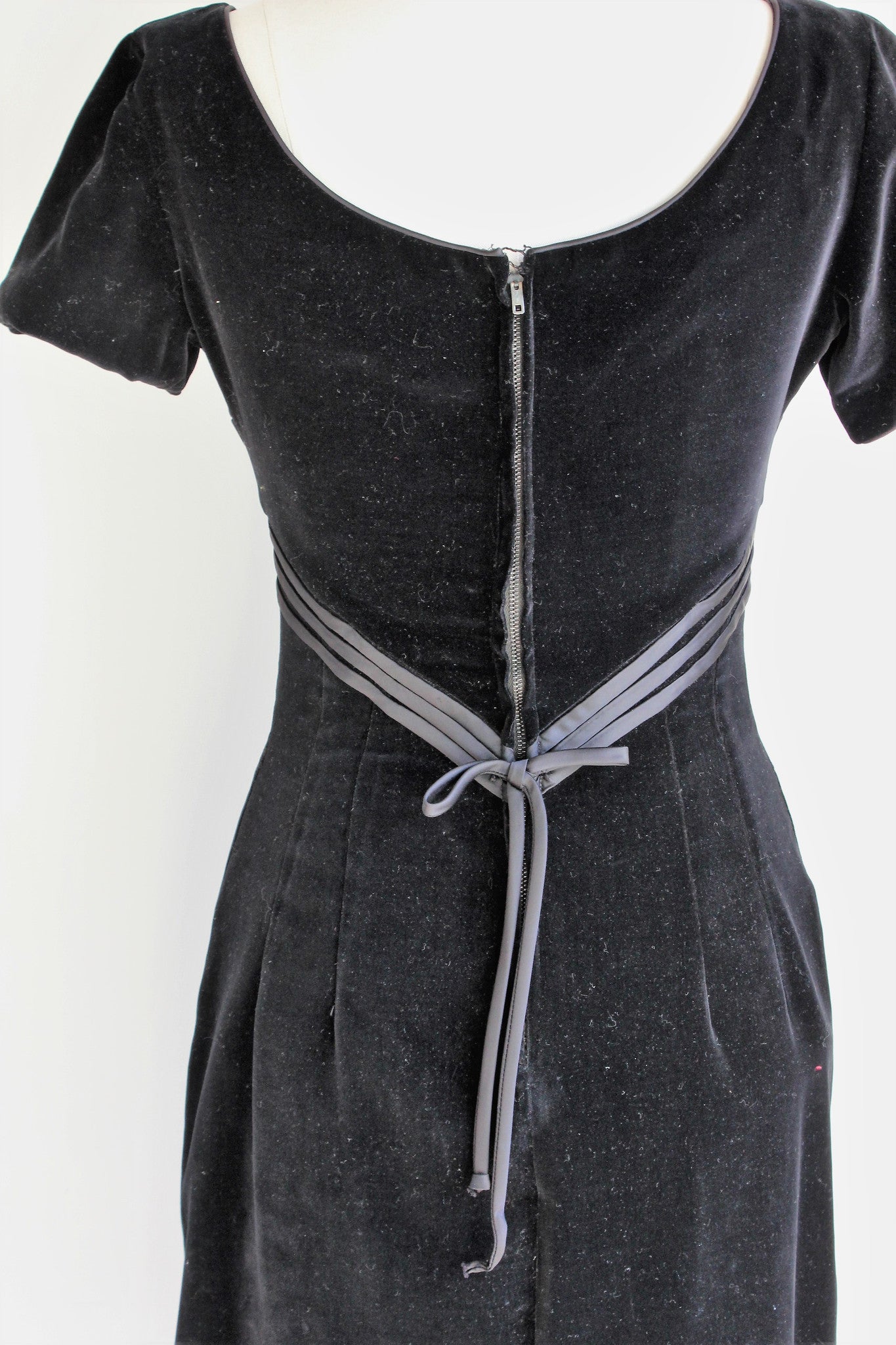 Vintage 1960s Black Velvet Wiggle Dress / Sue Brett Junior