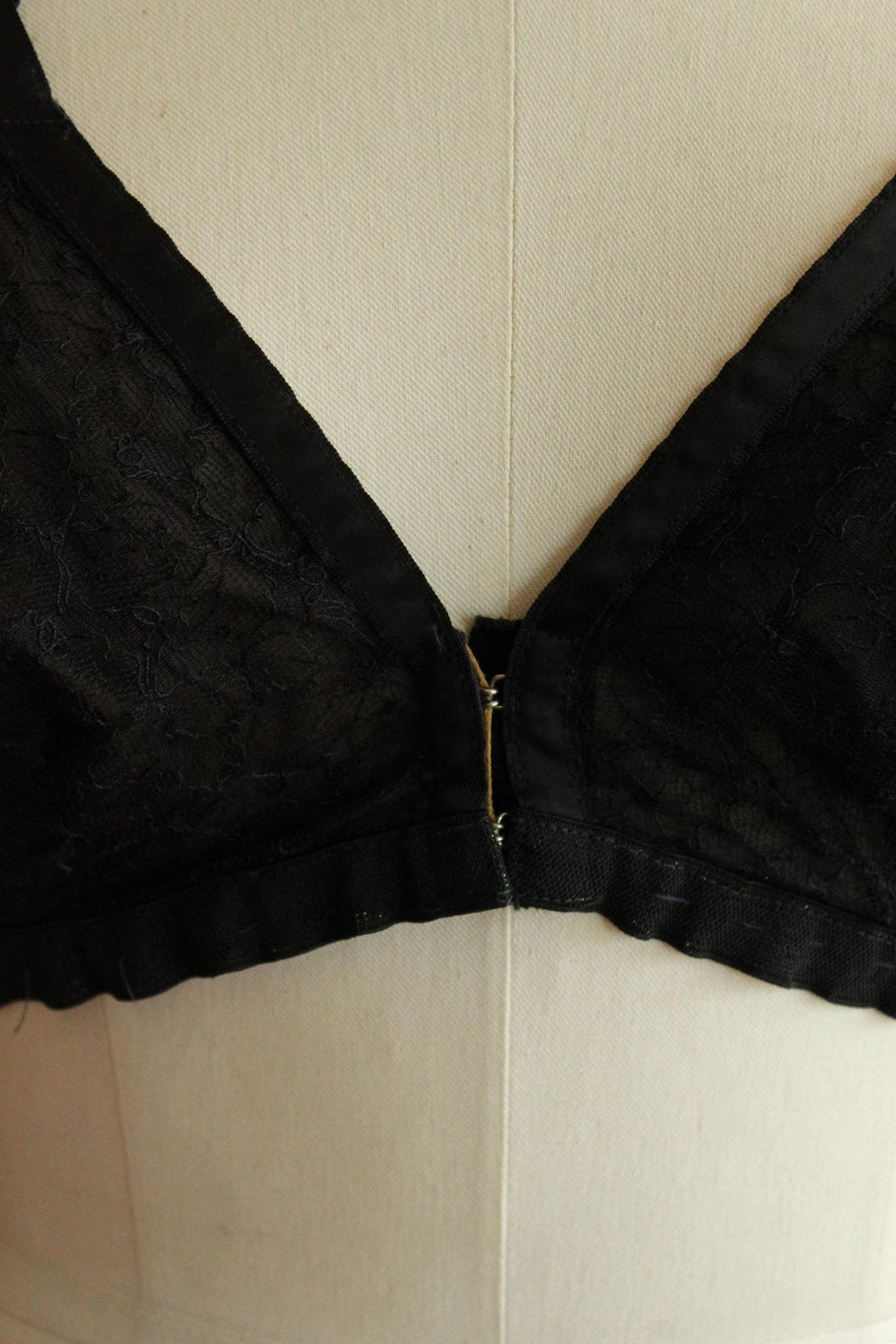 Vintage 1950s Gossard Sta Lo Black Lace Bar, 34B Deep V back with Girdle Hook