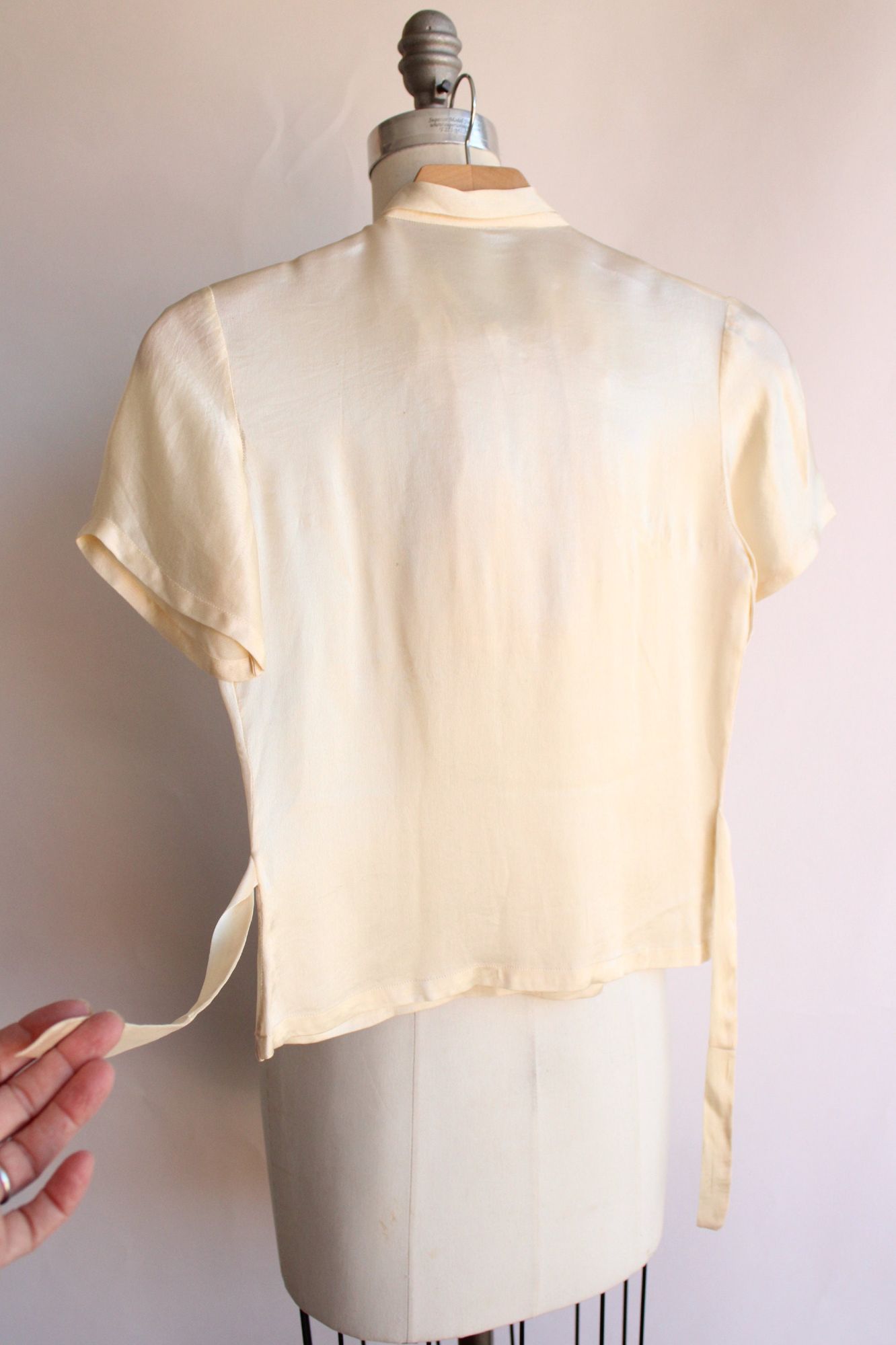 Vintage 1930s 1940s Ivory Silk and Ruffled Blouse
