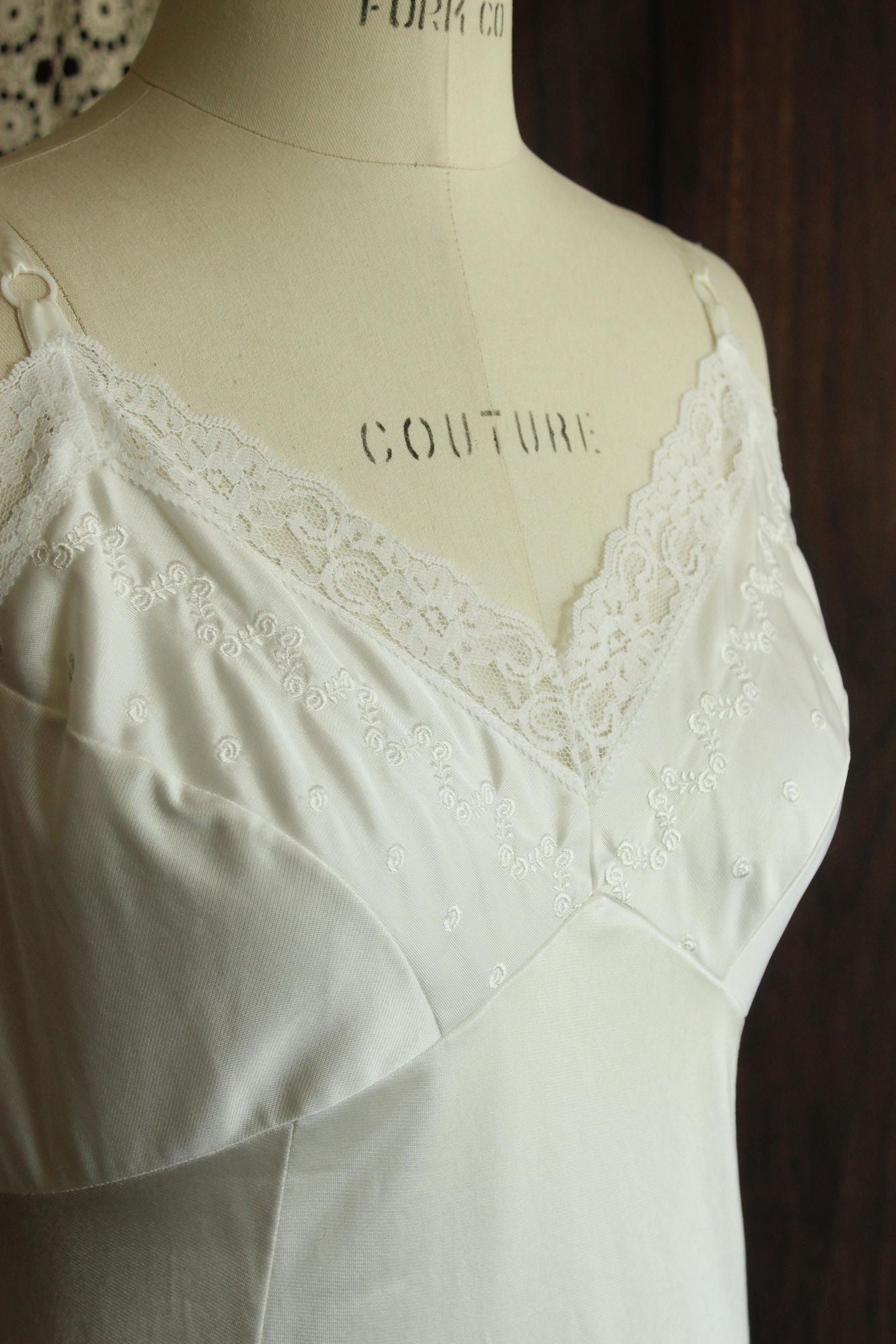 Vintage 1960s Volup Sears Doesn't Slip White Full Slip