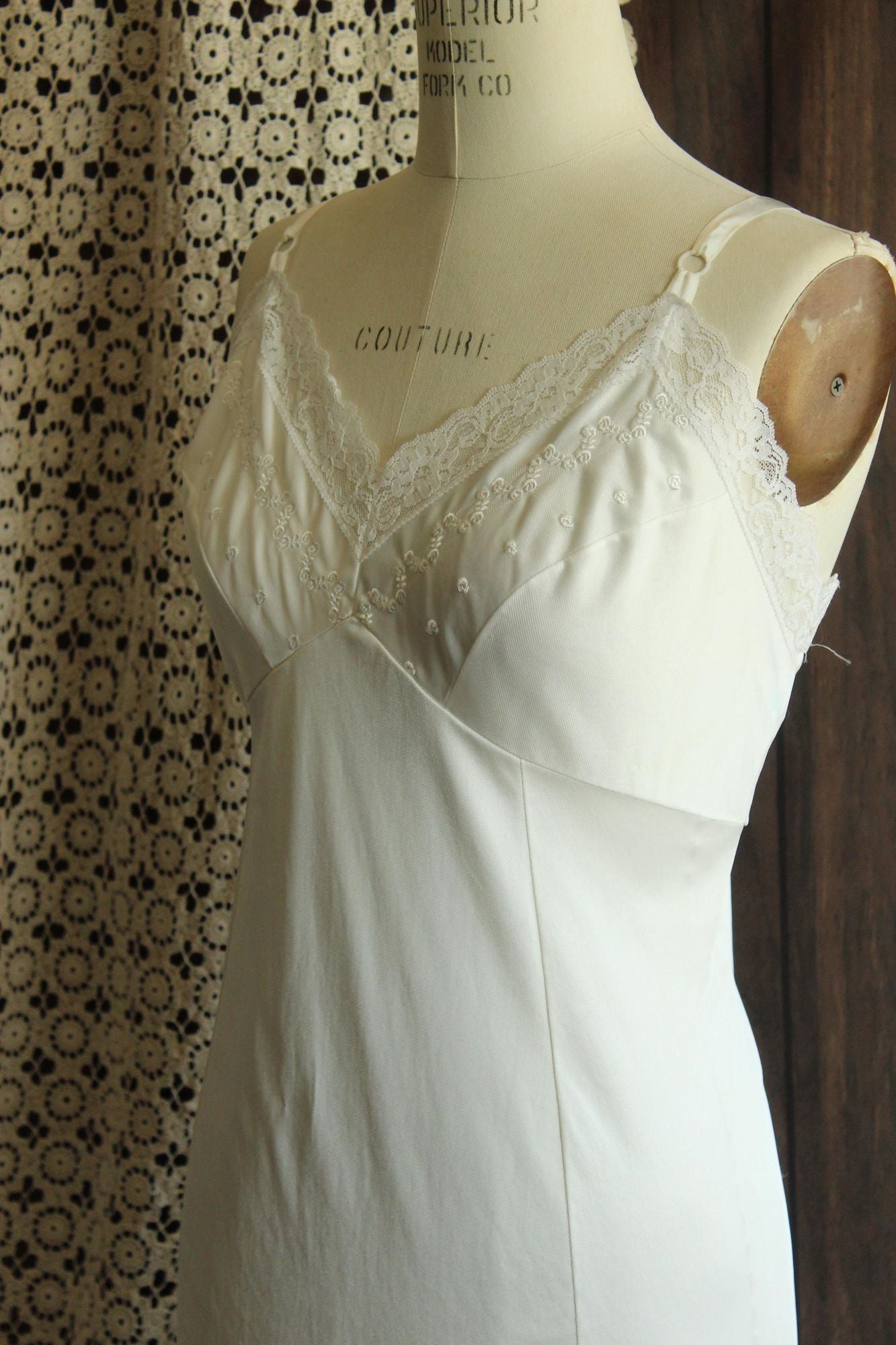 Vintage 1960s Volup Sears Doesn't Slip White Full Slip