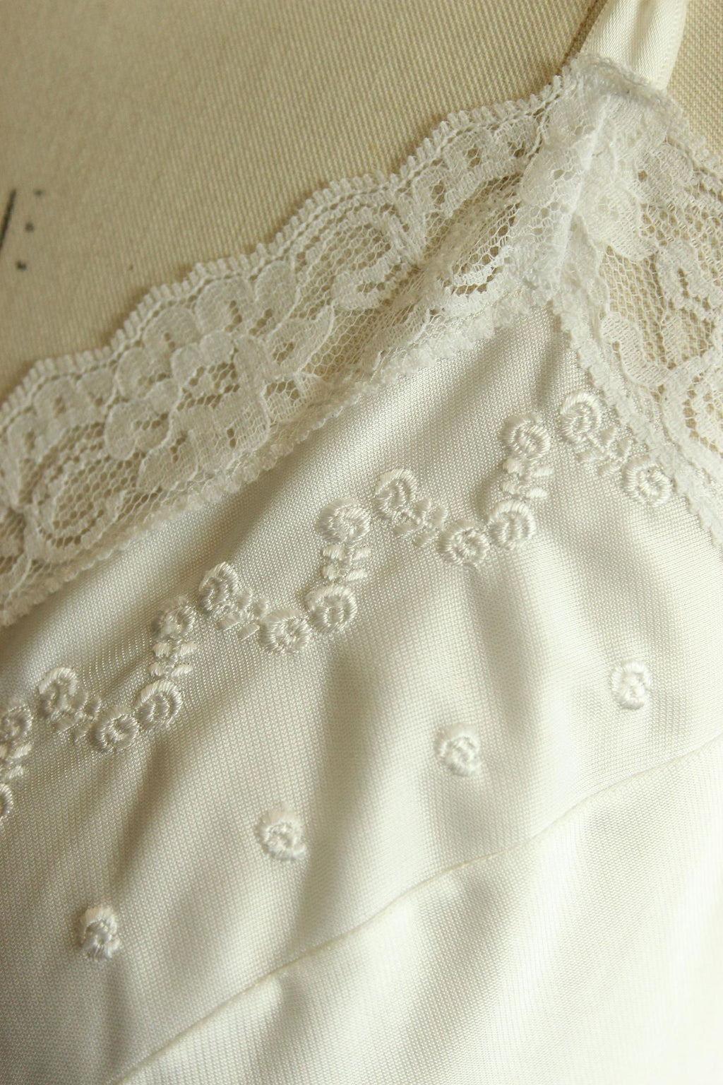 Vintage 1960s Volup Sears Doesn't Slip White Full Slip
