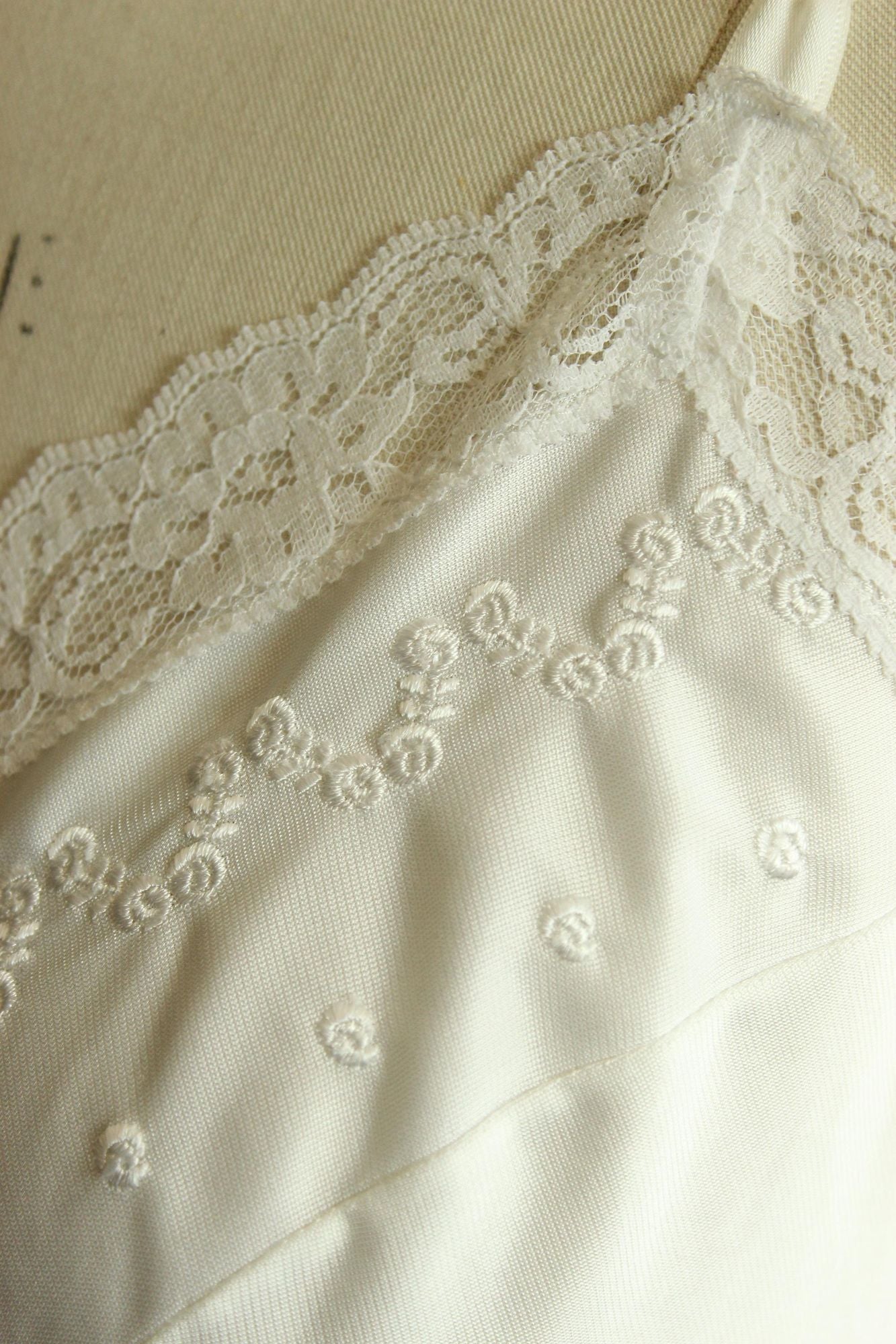 Vintage 1960s Volup Sears Doesn't Slip White Full Slip