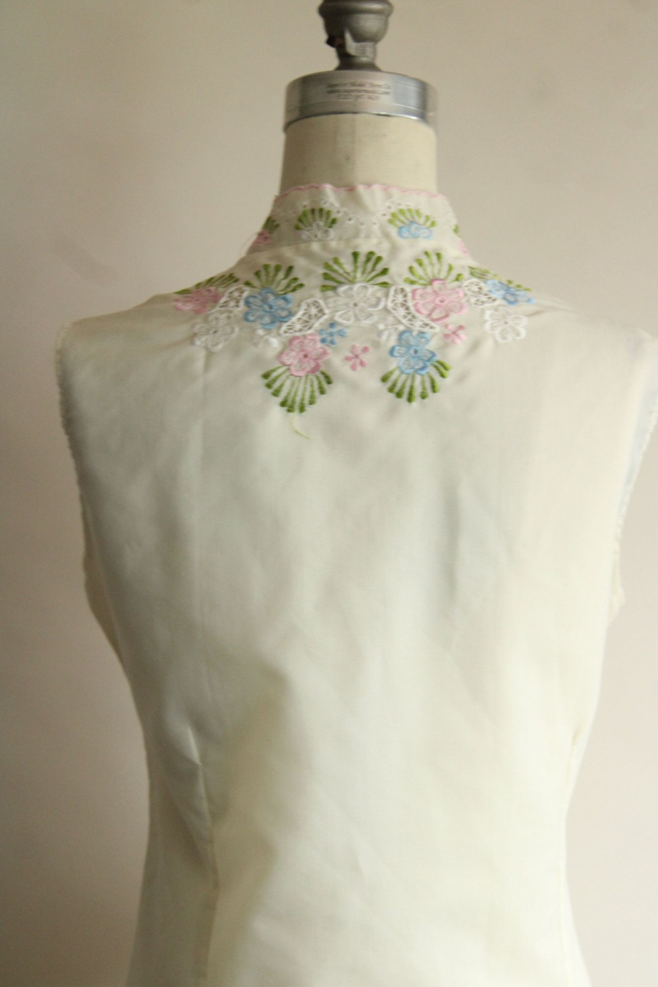 Vintage 1960s Ivory Cotton with Floral Embroidery Blouse