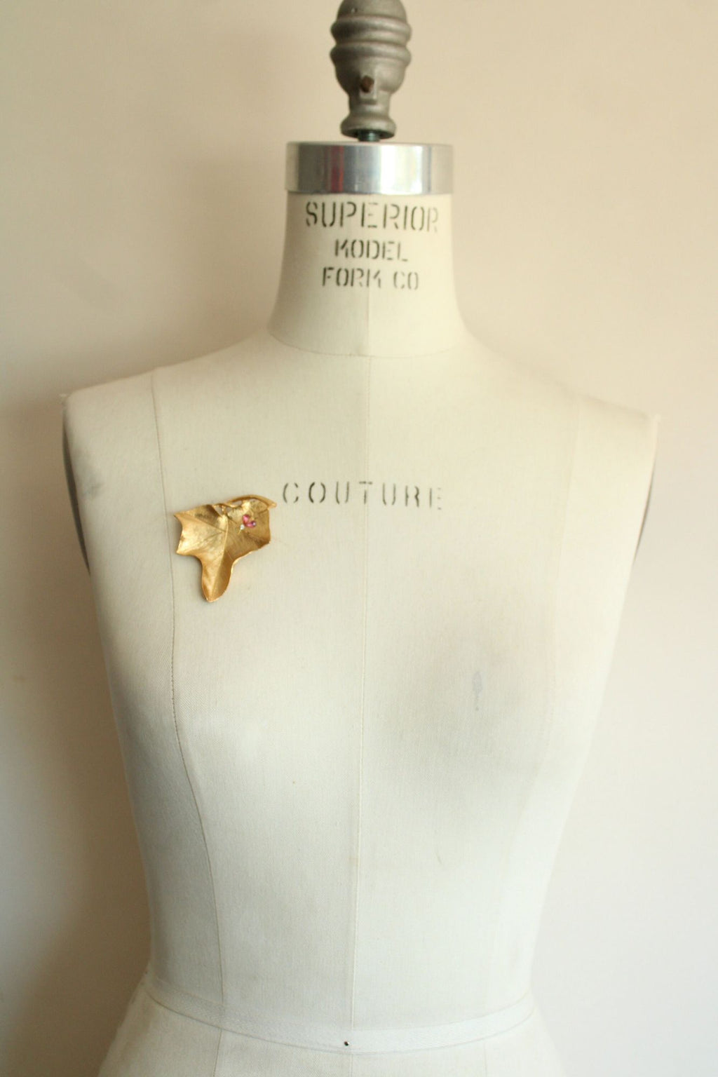 Vintage 1960s Gold Tone Leaf Brooch with Pink Rhinestones