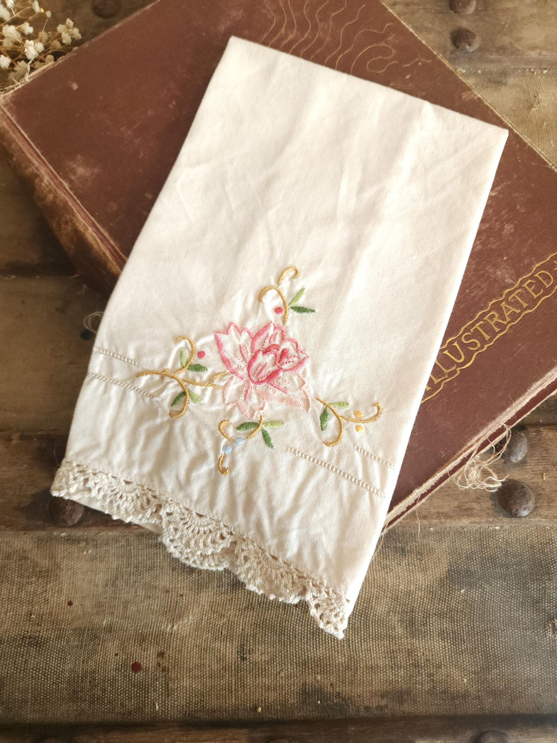 Vintage 1940s 1950s Tea Towel with Embroidered Flowers
