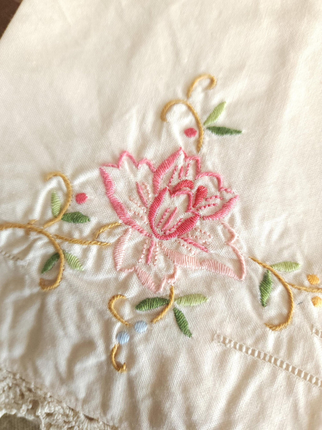 Vintage 1940s 1950s Tea Towel with Embroidered Flowers