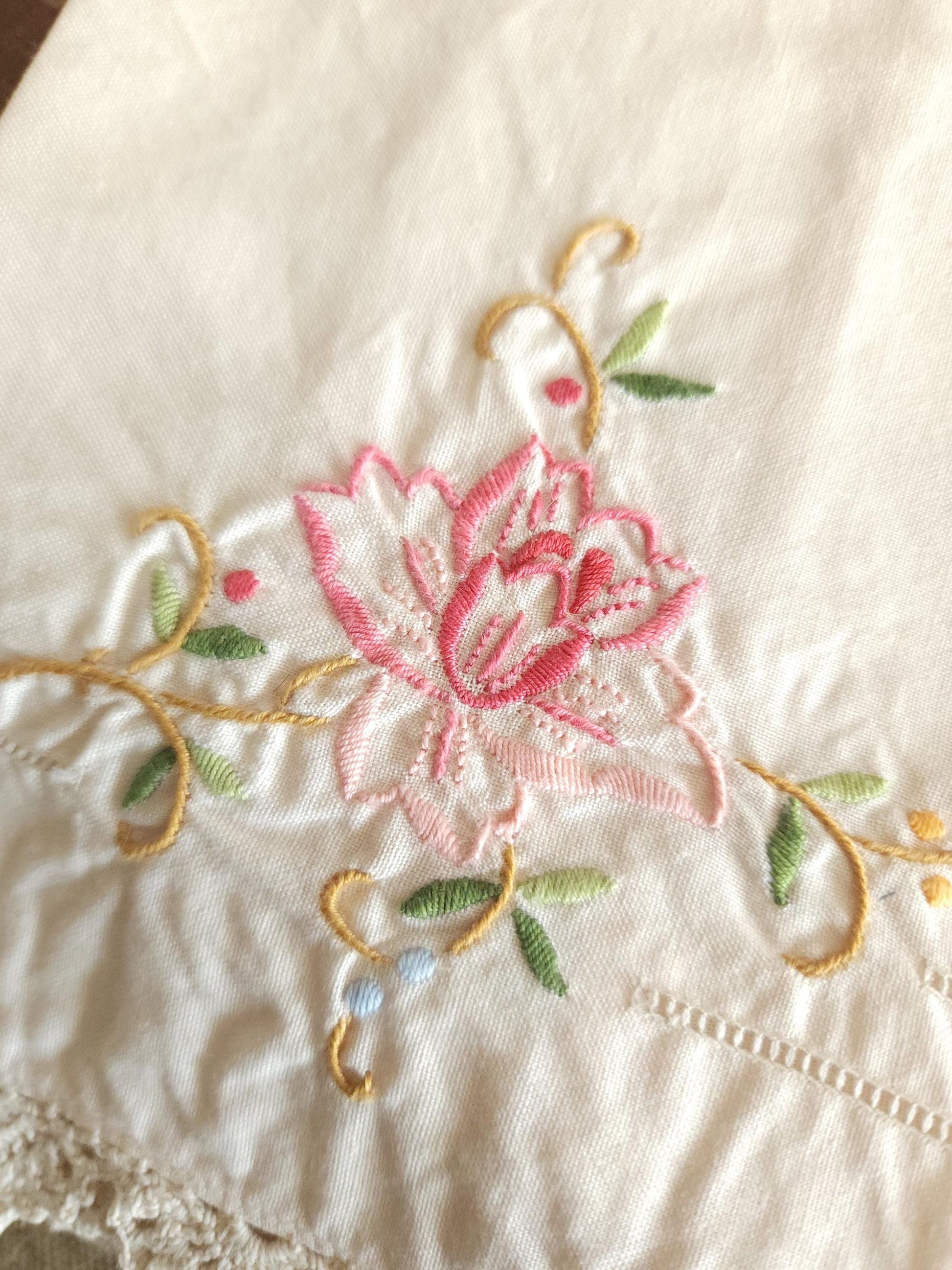 Vintage 1940s 1950s Tea Towel with Embroidered Flowers
