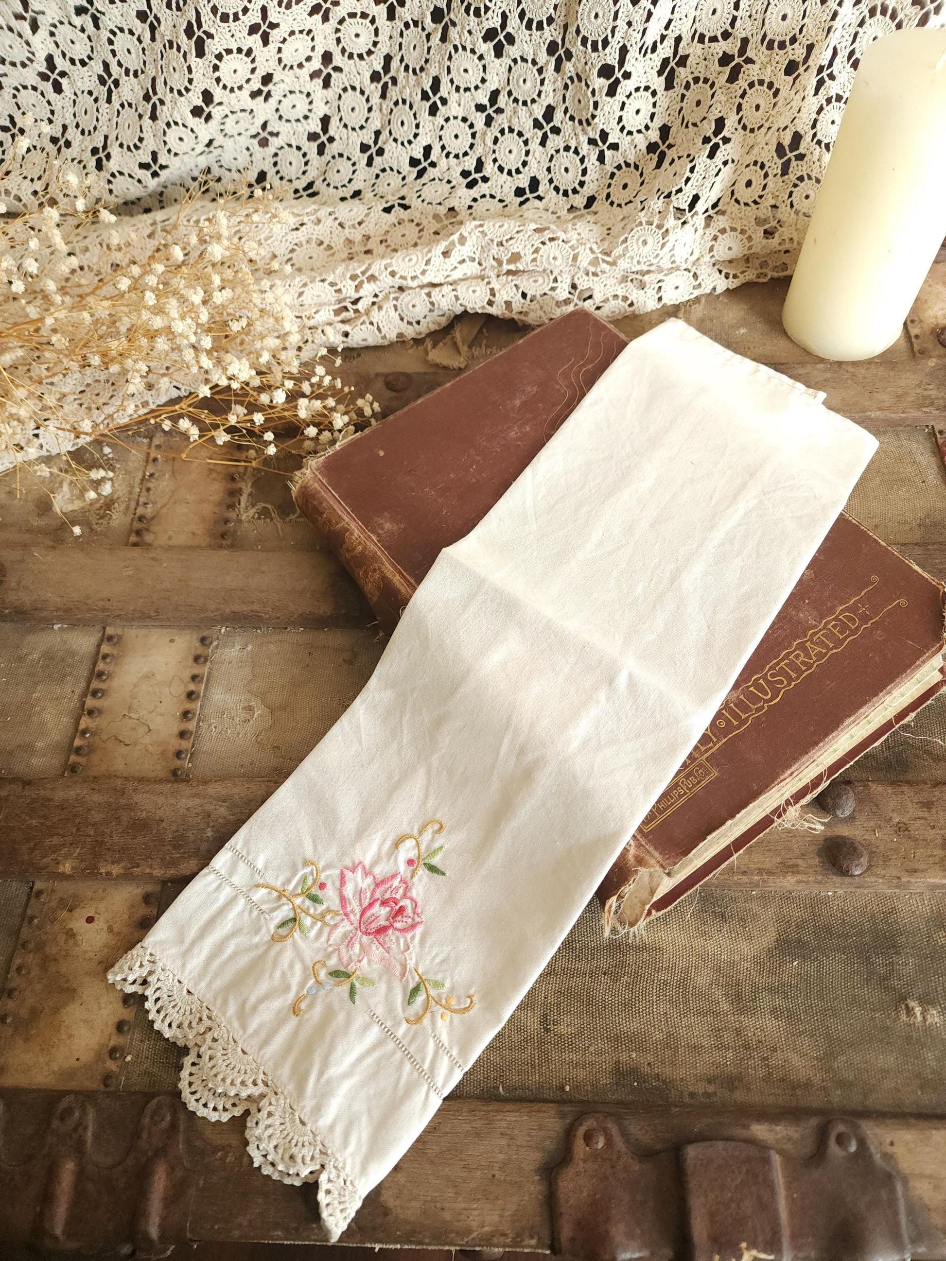 Vintage 1940s 1950s Tea Towel with Embroidered Flowers