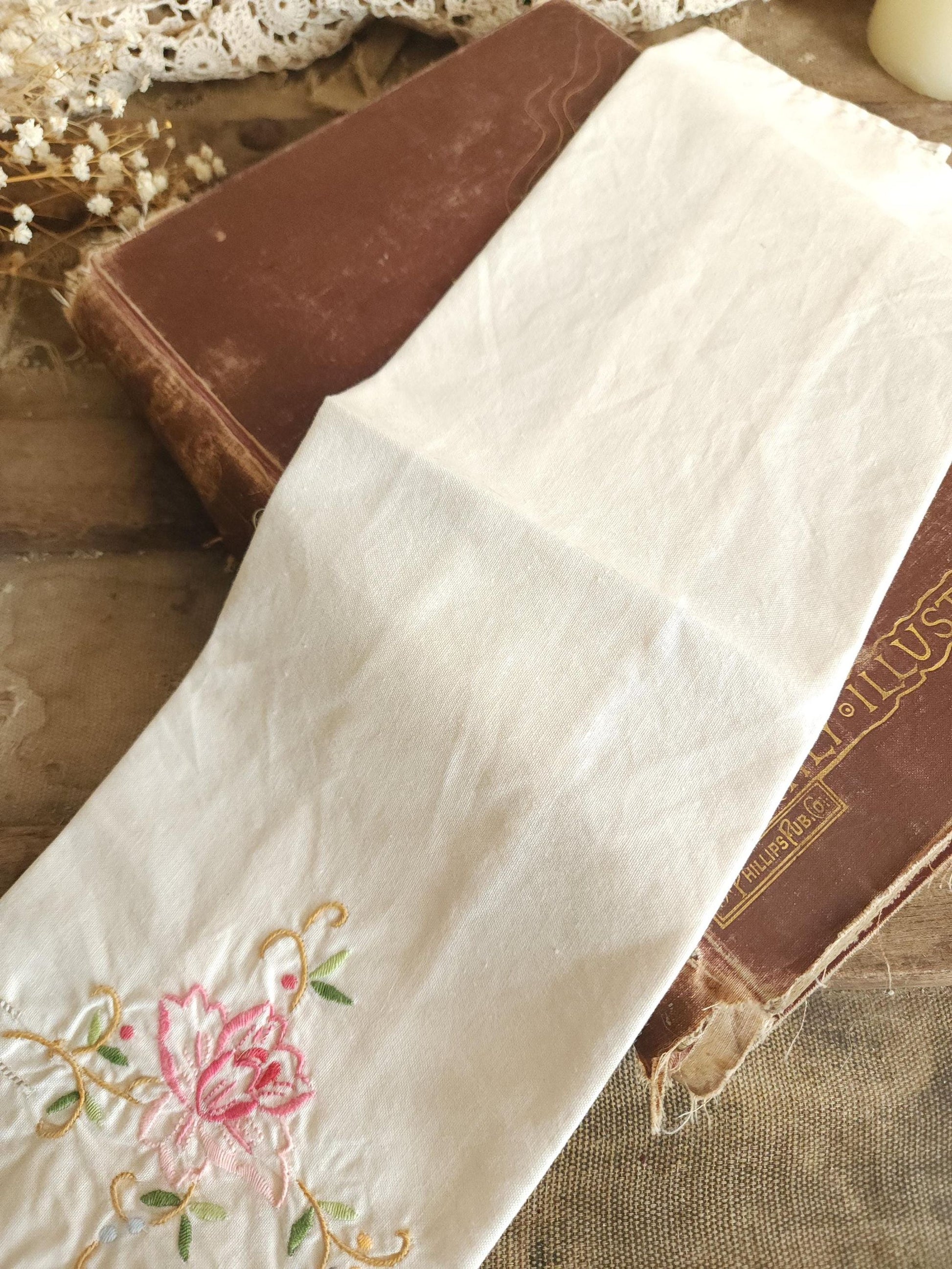 Vintage 1940s 1950s Tea Towel with Embroidered Flowers