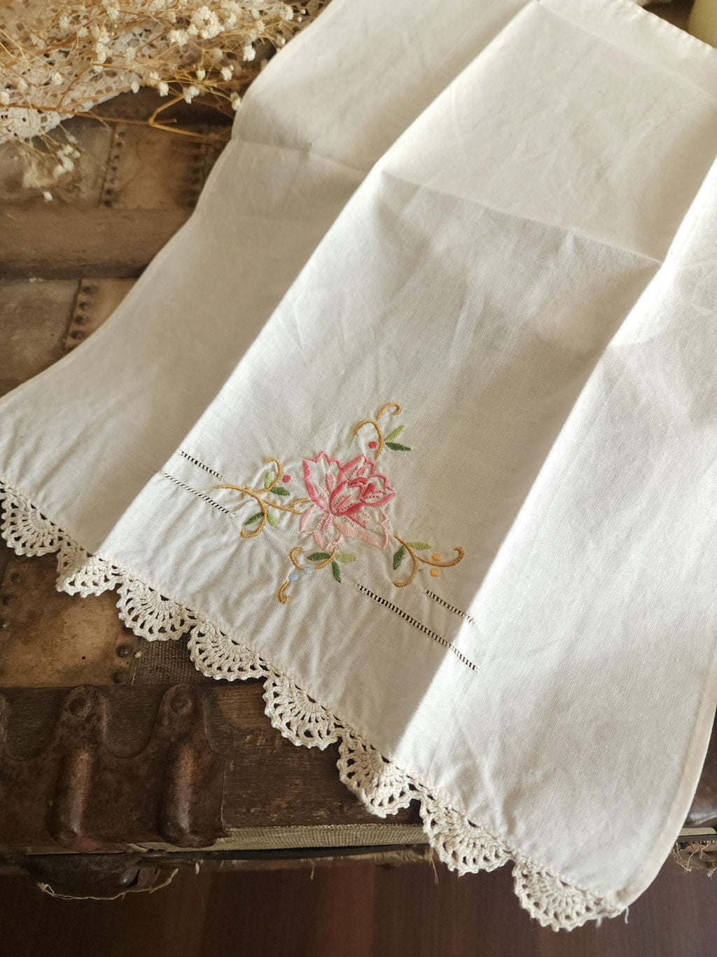 Vintage 1940s 1950s Tea Towel with Embroidered Flowers