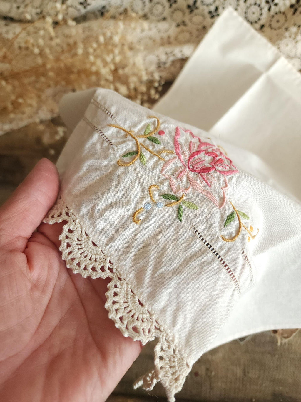 Vintage 1940s 1950s Tea Towel with Embroidered Flowers