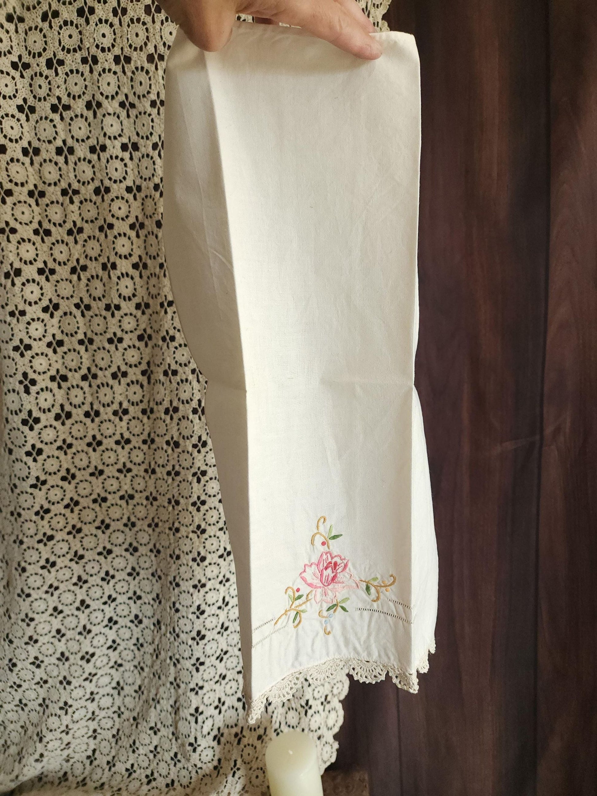 Vintage 1940s 1950s Tea Towel with Embroidered Flowers