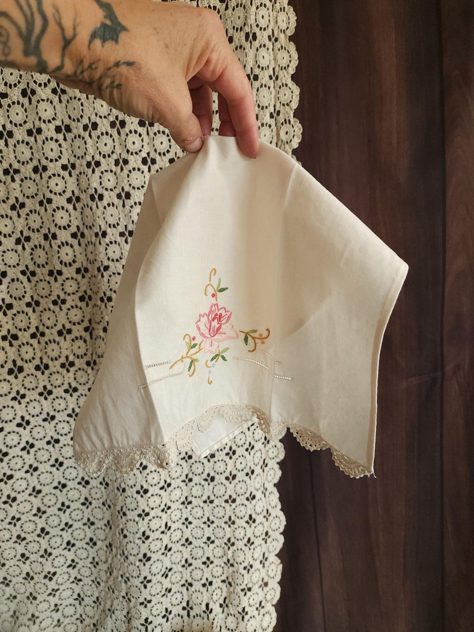 Vintage 1940s 1950s Tea Towel with Embroidered Flowers