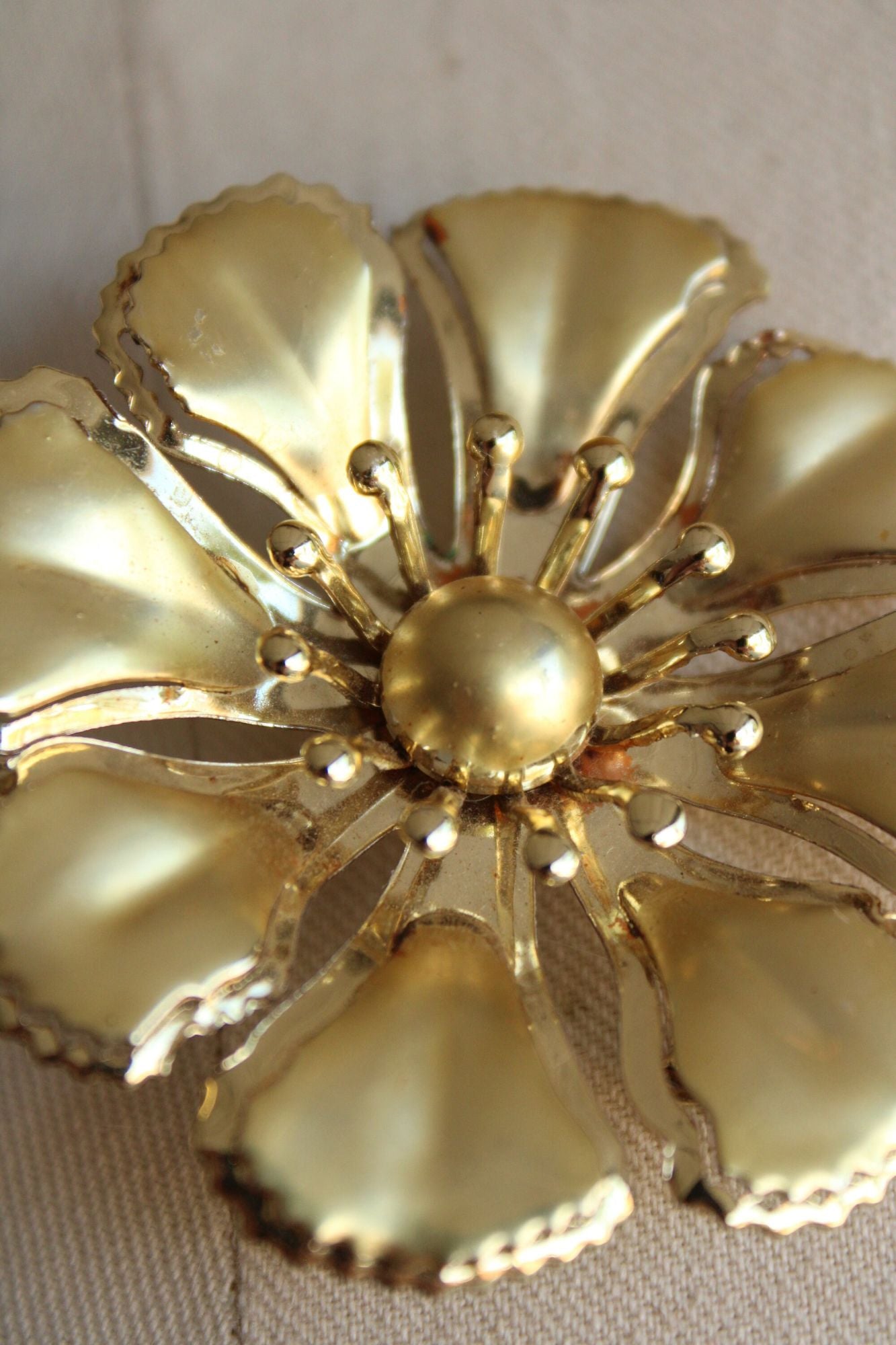 Vintage 1960s Flower in Gold Tone Metal Brooch