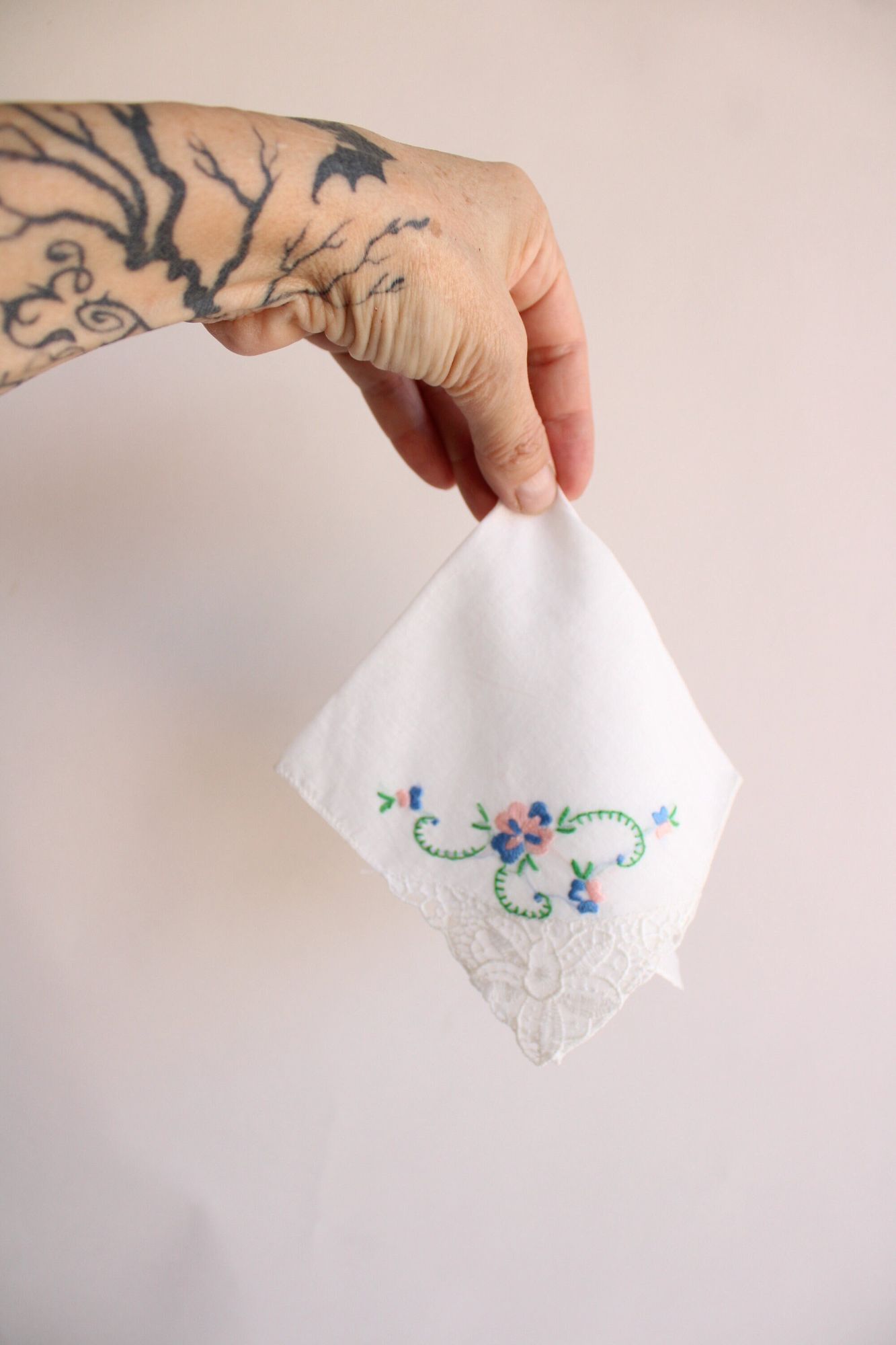 Vintage 1940s 1950s White Lace And Floral Embroidered Corner Handkerchief