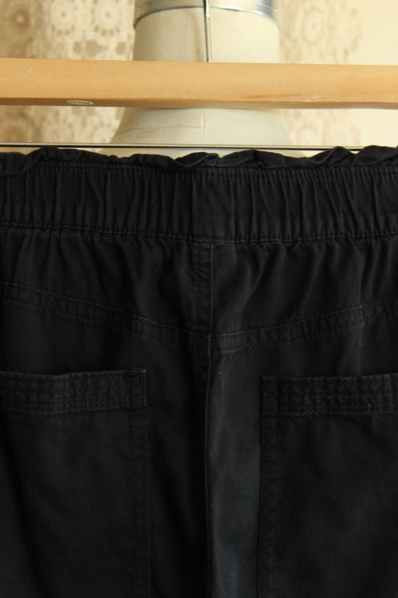 Womens Old Navy Pants,  Black Baggy Size Medium Cotton with Pockets, Elastic