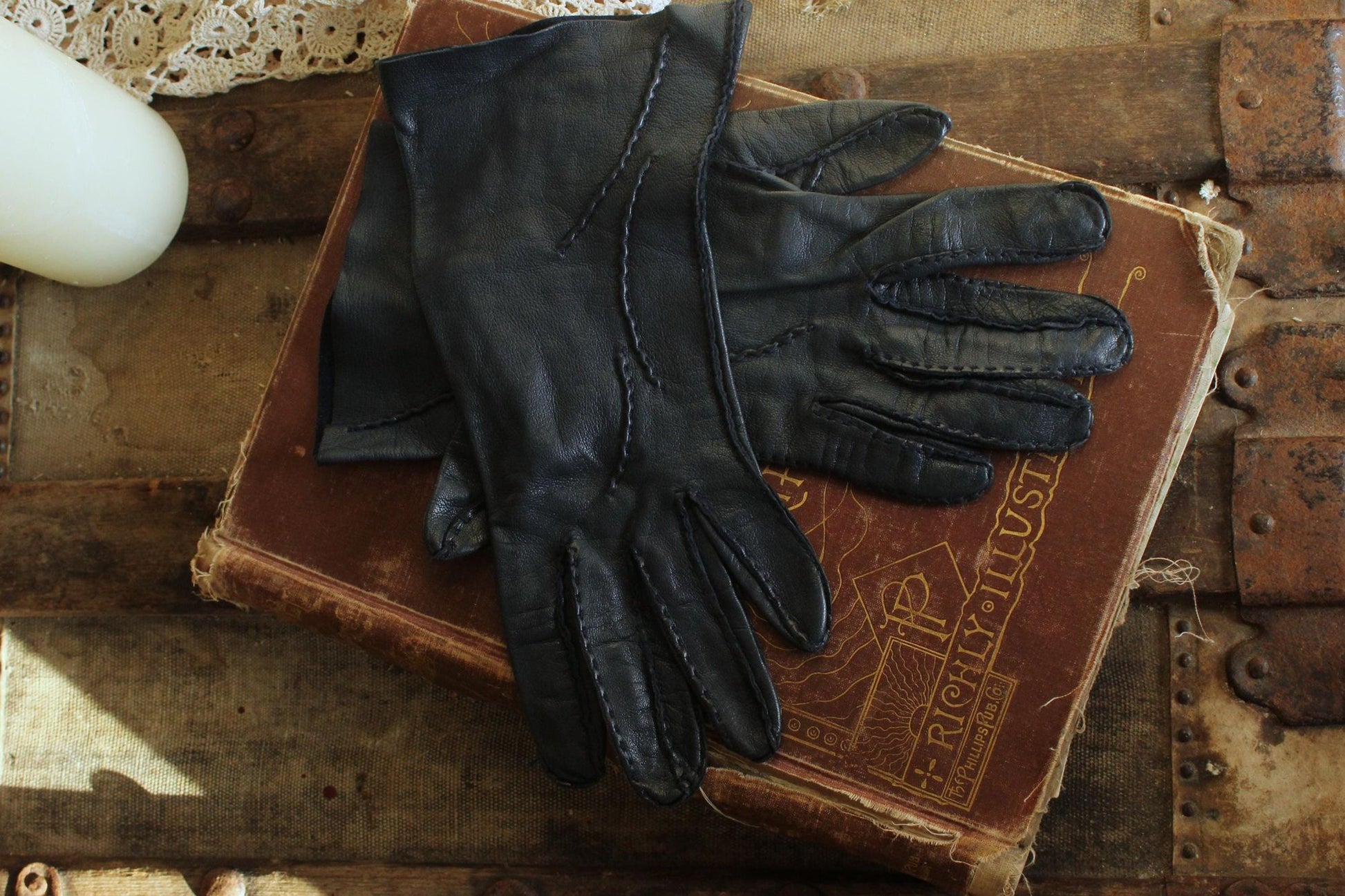 Vintage 1950s Size 7 Navy Blue Leather Wrist Or Matinee Length Gloves