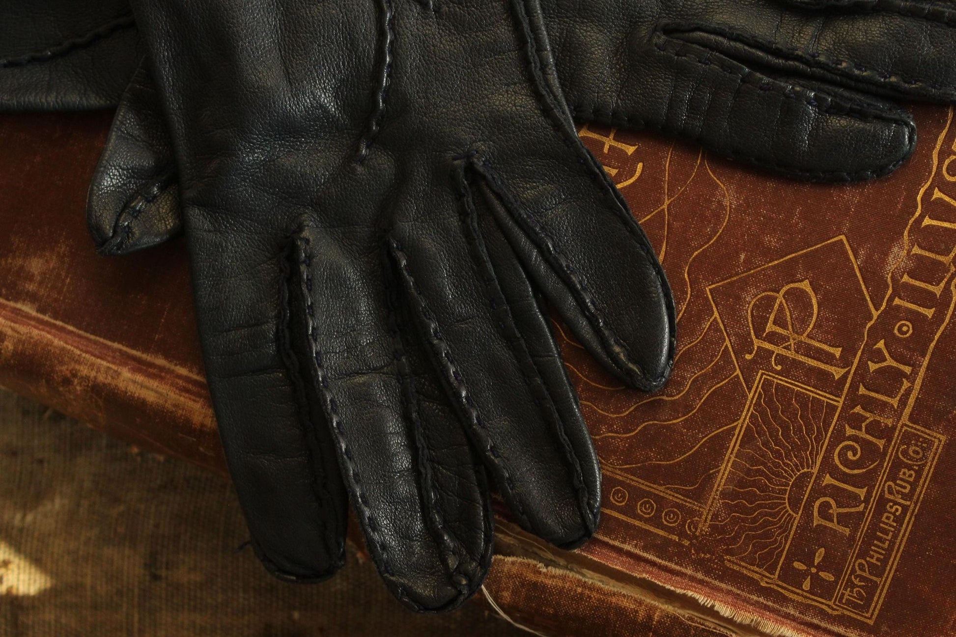 Vintage 1950s Size 7 Navy Blue Leather Wrist Or Matinee Length Gloves