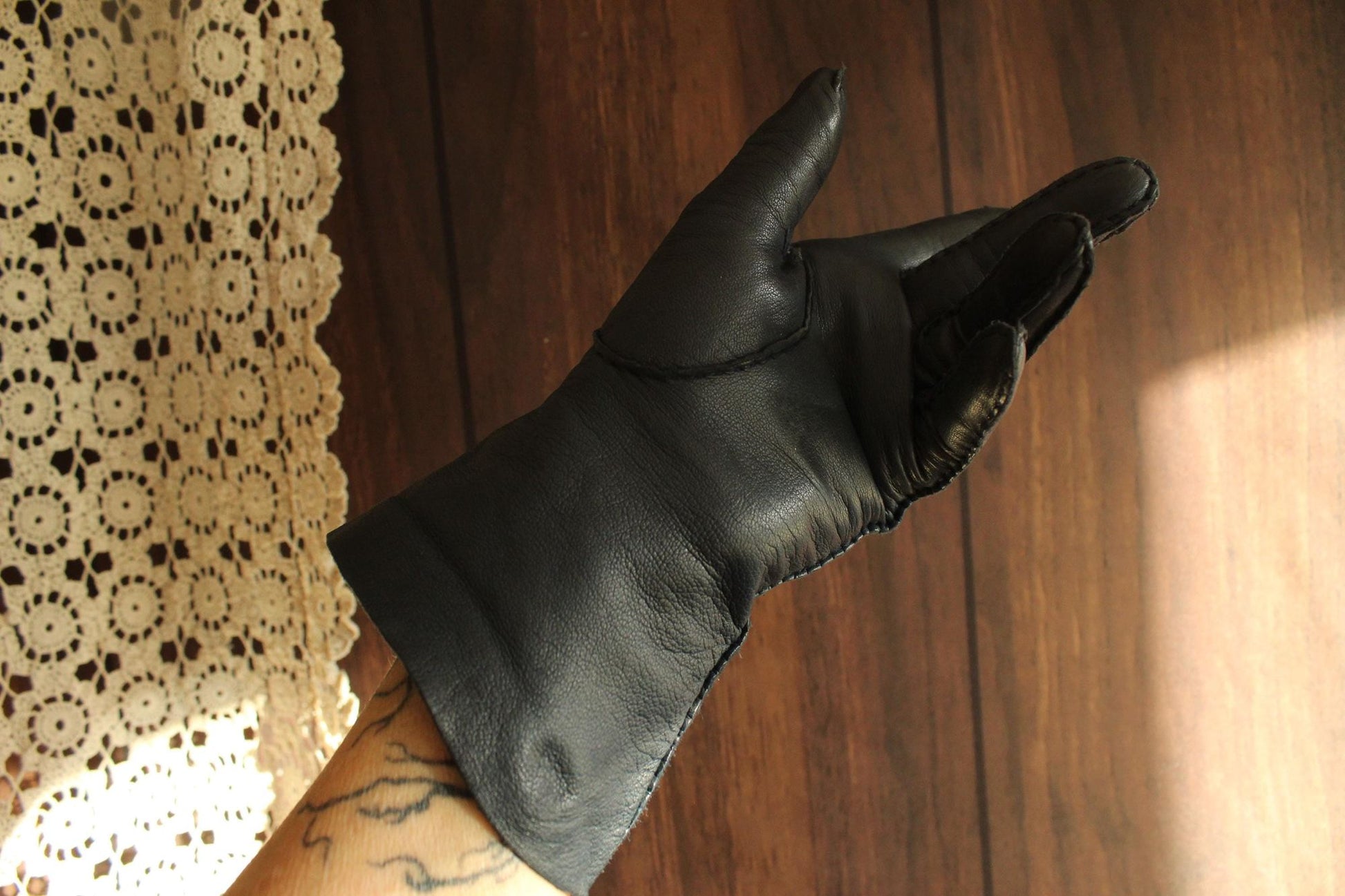 Vintage 1950s Size 7 Navy Blue Leather Wrist Or Matinee Length Gloves