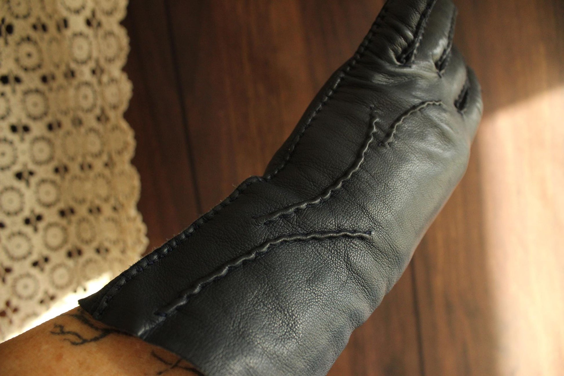 Vintage 1950s Size 7 Navy Blue Leather Wrist Or Matinee Length Gloves