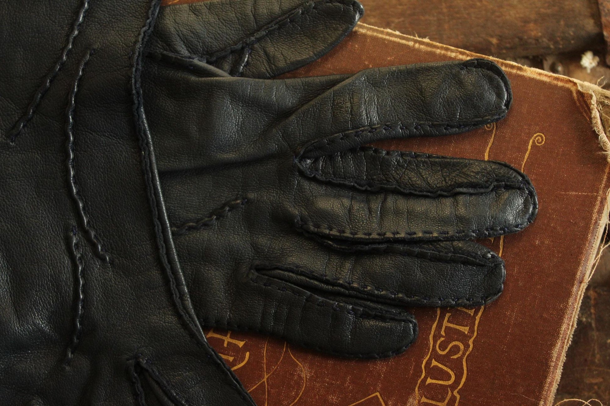 Vintage 1950s Size 7 Navy Blue Leather Wrist Or Matinee Length Gloves