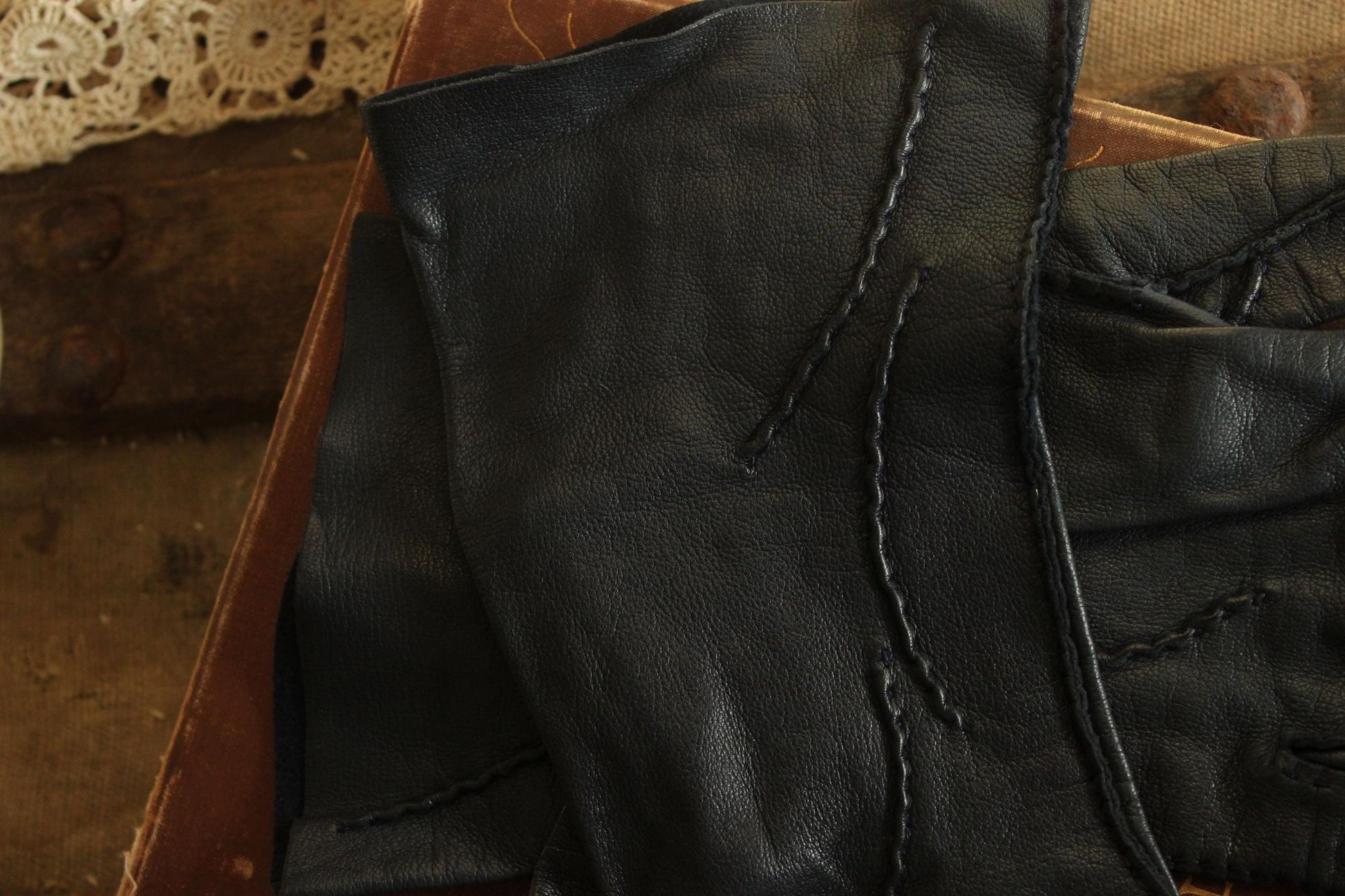 Vintage 1950s Size 7 Navy Blue Leather Wrist Or Matinee Length Gloves