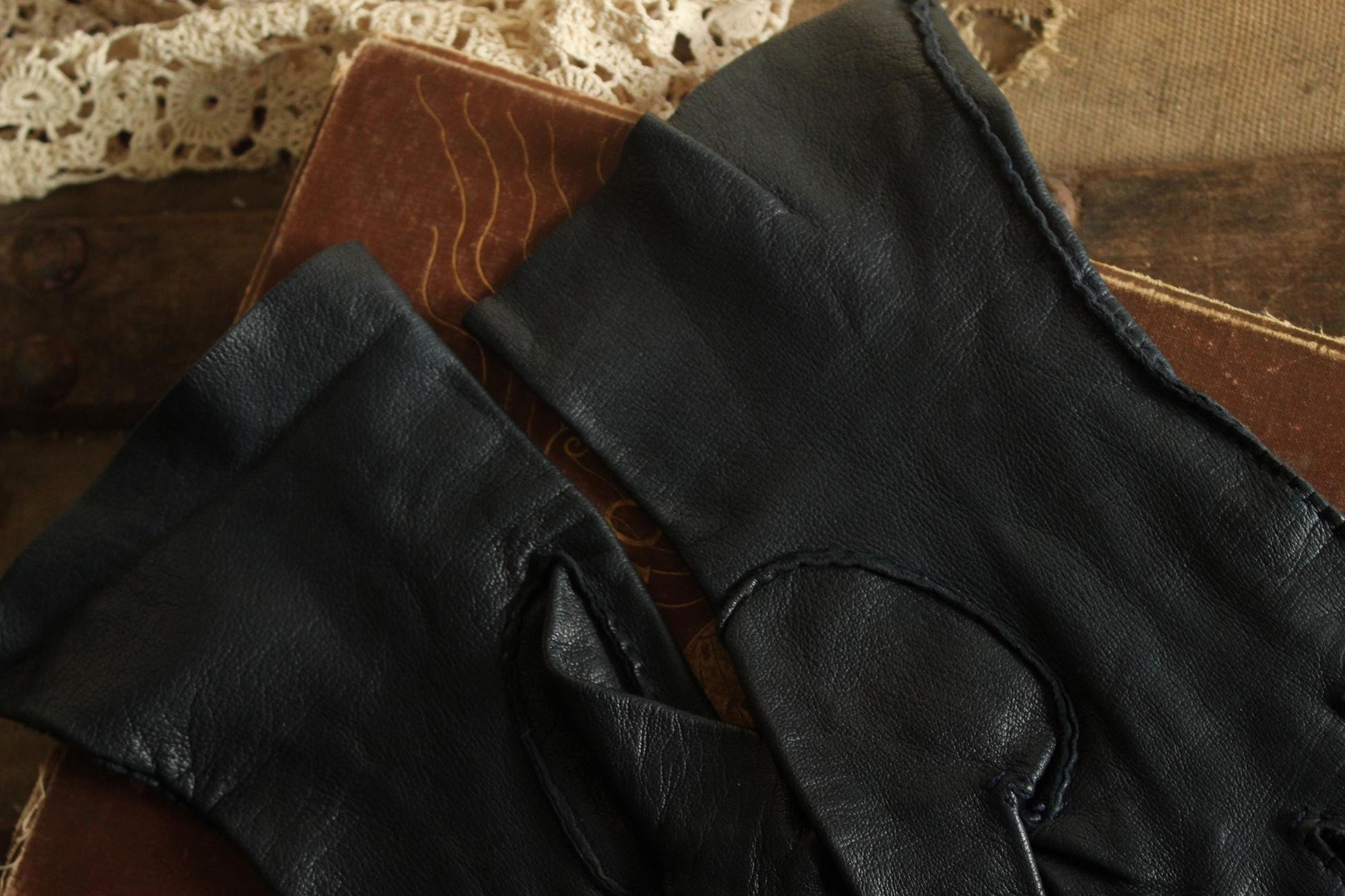 Vintage 1950s Size 7 Navy Blue Leather Wrist Or Matinee Length Gloves