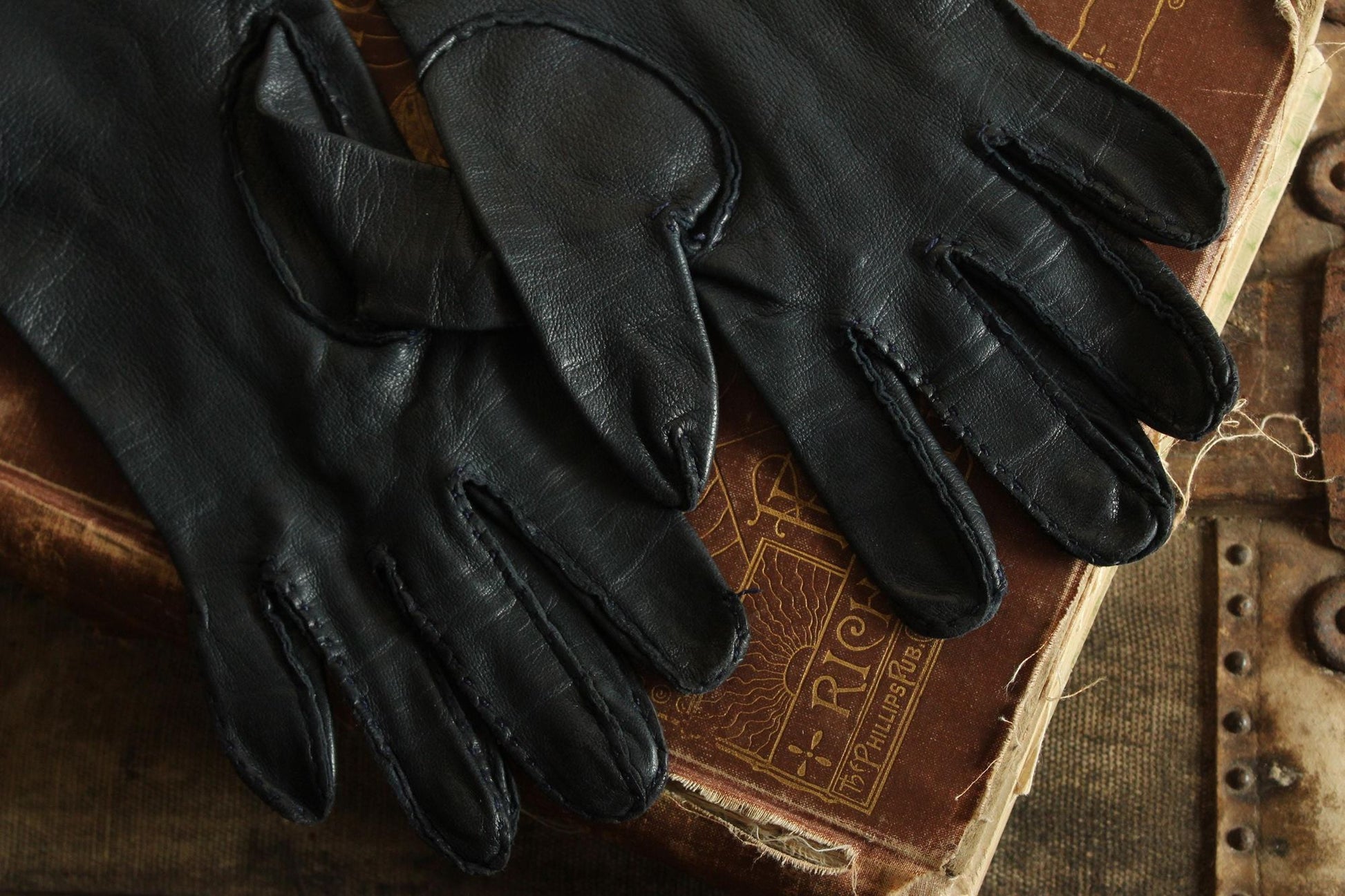 Vintage 1950s Size 7 Navy Blue Leather Wrist Or Matinee Length Gloves