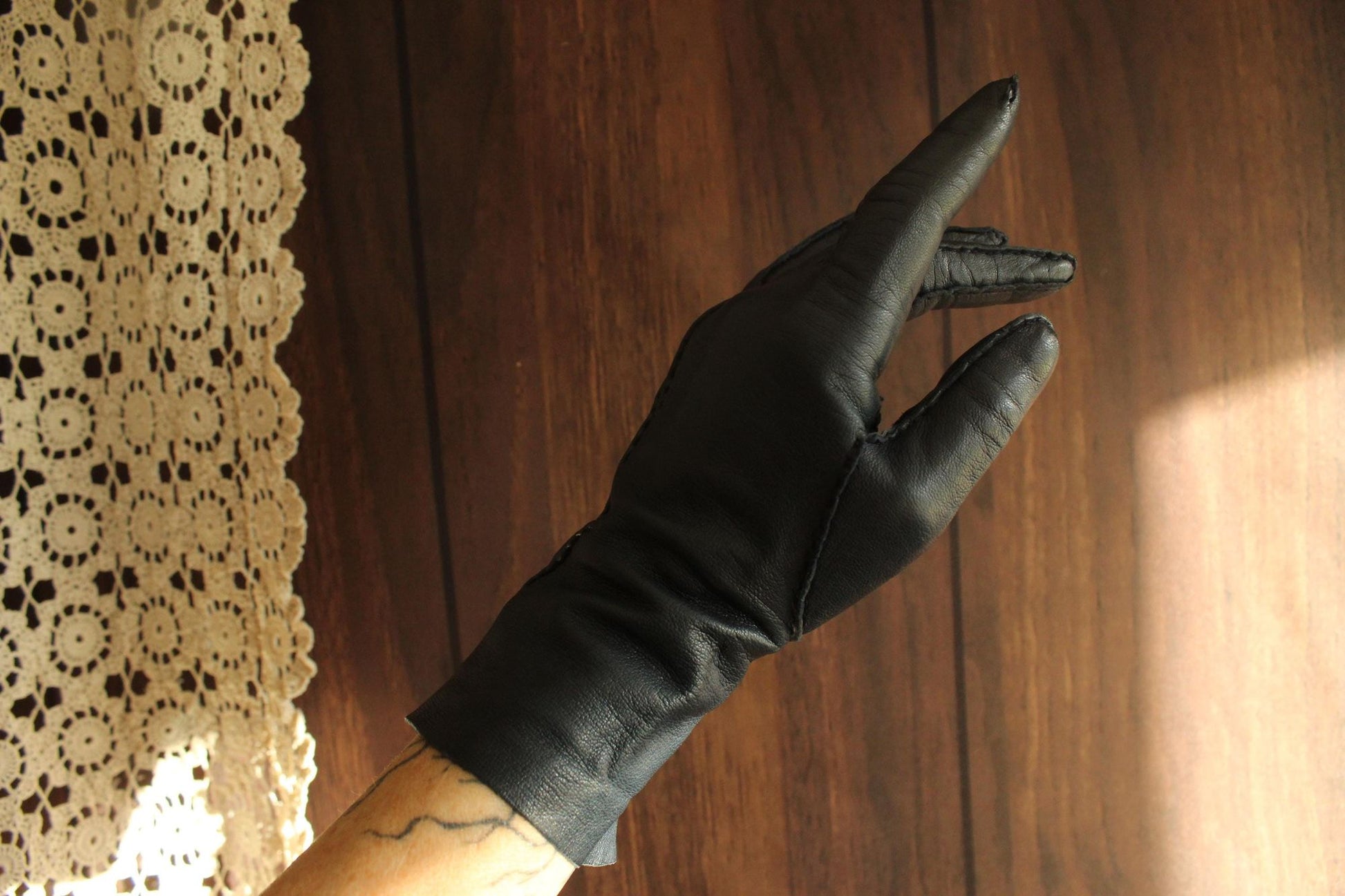 Vintage 1950s Size 7 Navy Blue Leather Wrist Or Matinee Length Gloves