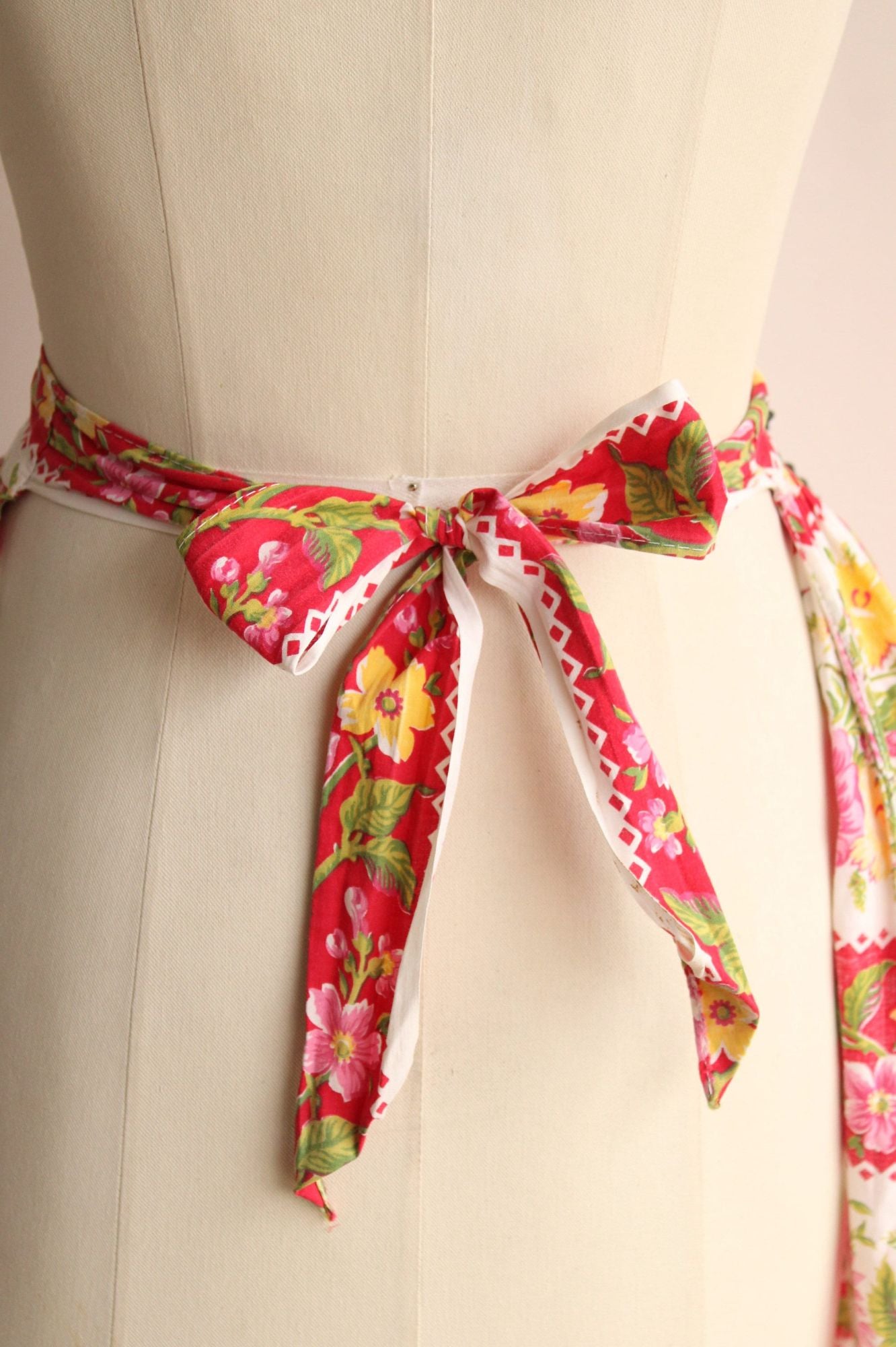 Vintage 1960s Pink and Yellow Rose Floral Print Cotton Half Apron with Pocket