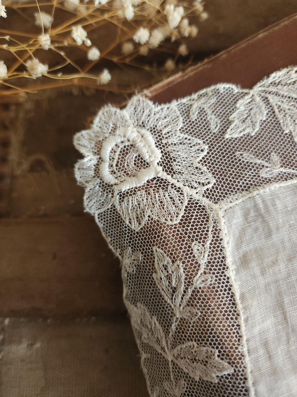 Vintage 1900s Edwardian White Linen Lawn Handkerchief
