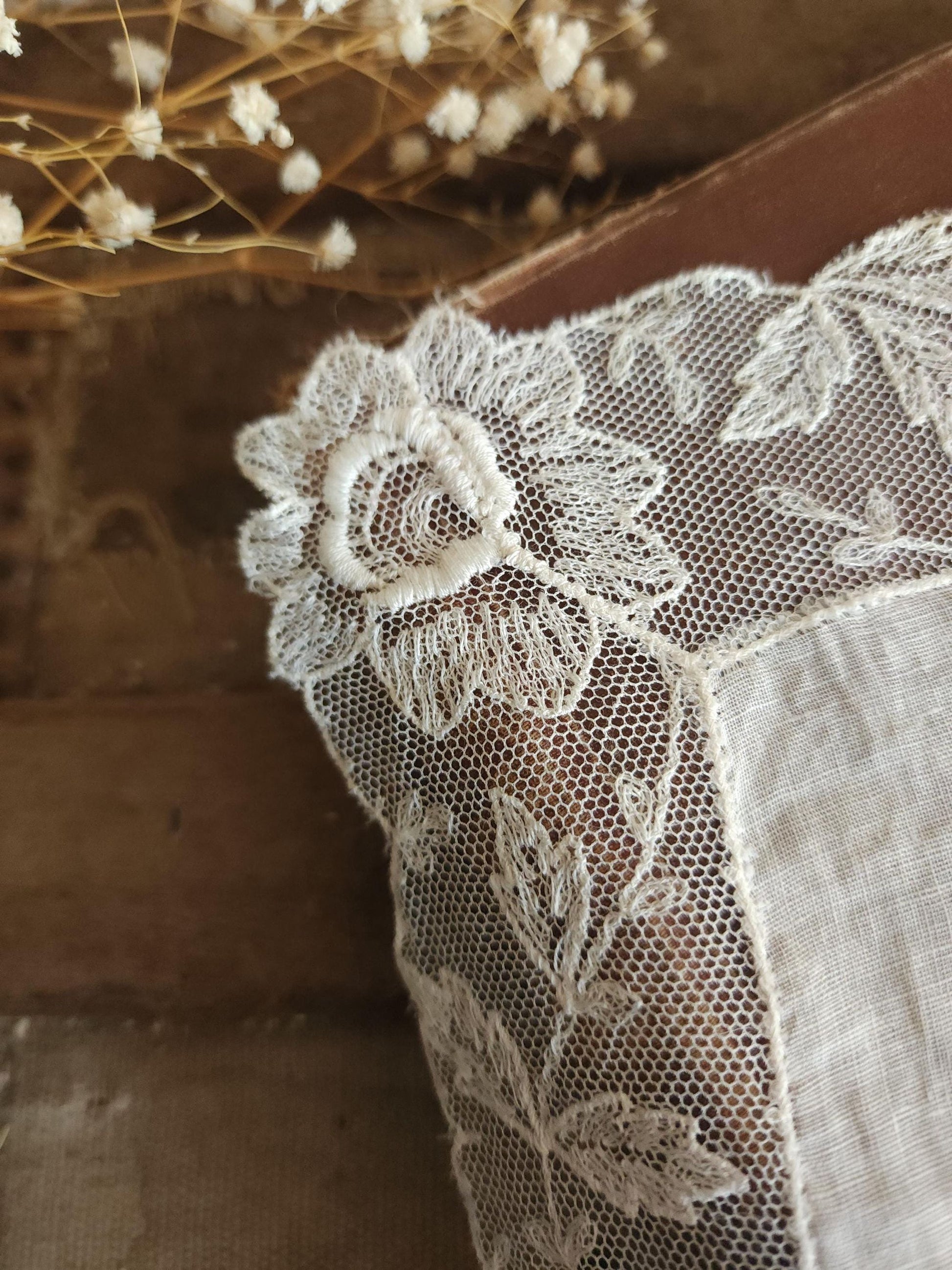 Vintage 1900s Edwardian White Linen Lawn Handkerchief