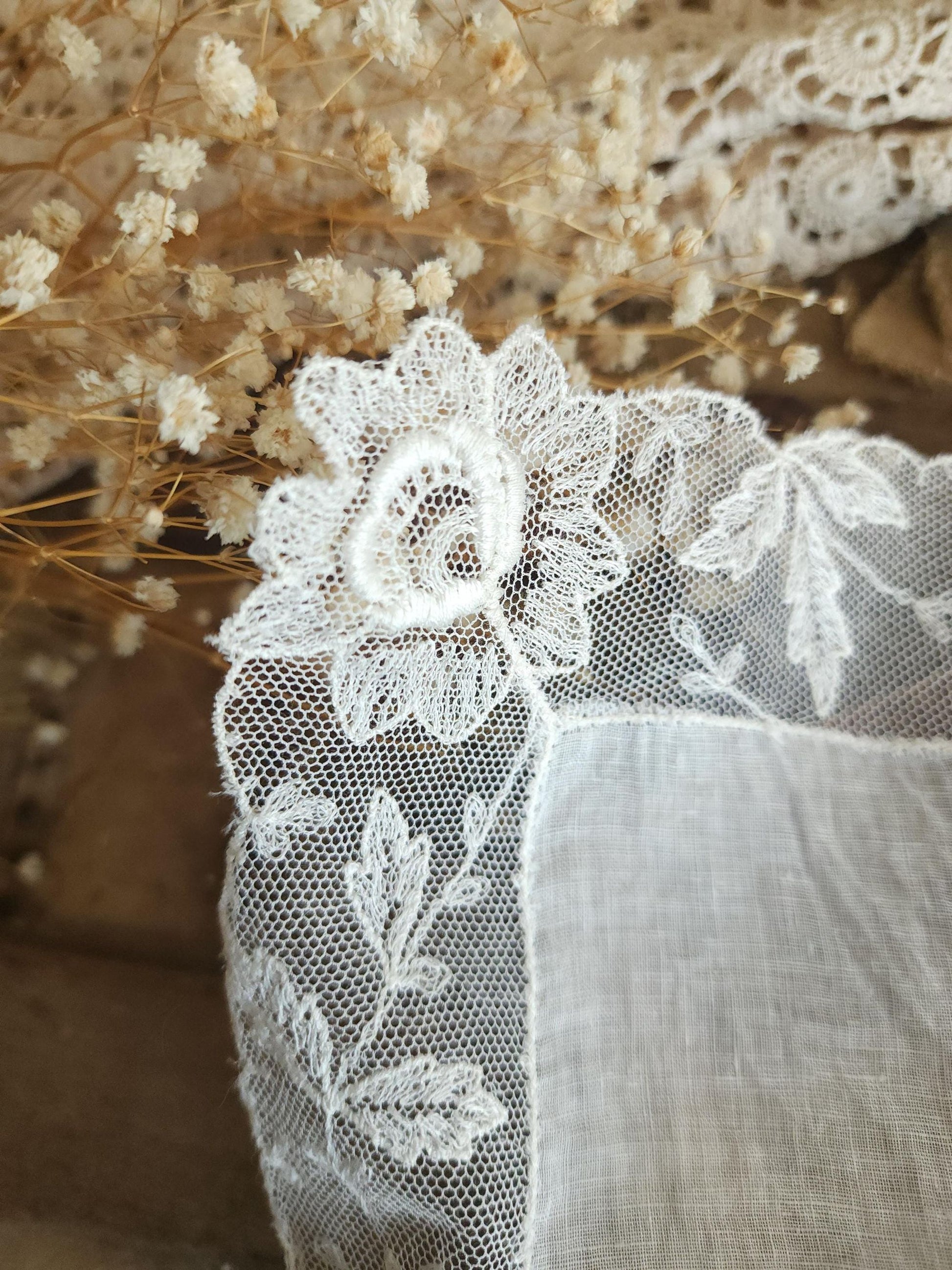 Vintage 1900s Edwardian White Linen Lawn Handkerchief