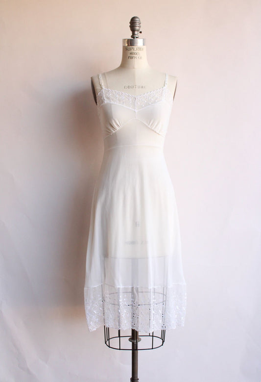 Vintage 1950s 1960s Lady Verona Size 32 White Embroidered Lace Trim Full Slip