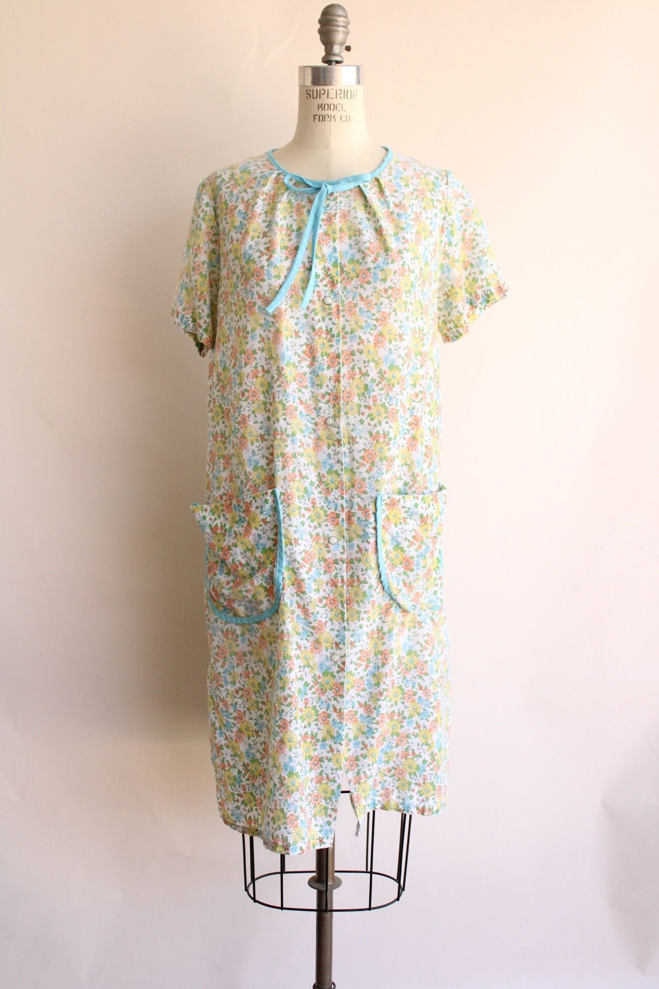 Vintage 1960s 1970s Floral Print Housecoat with Pockets