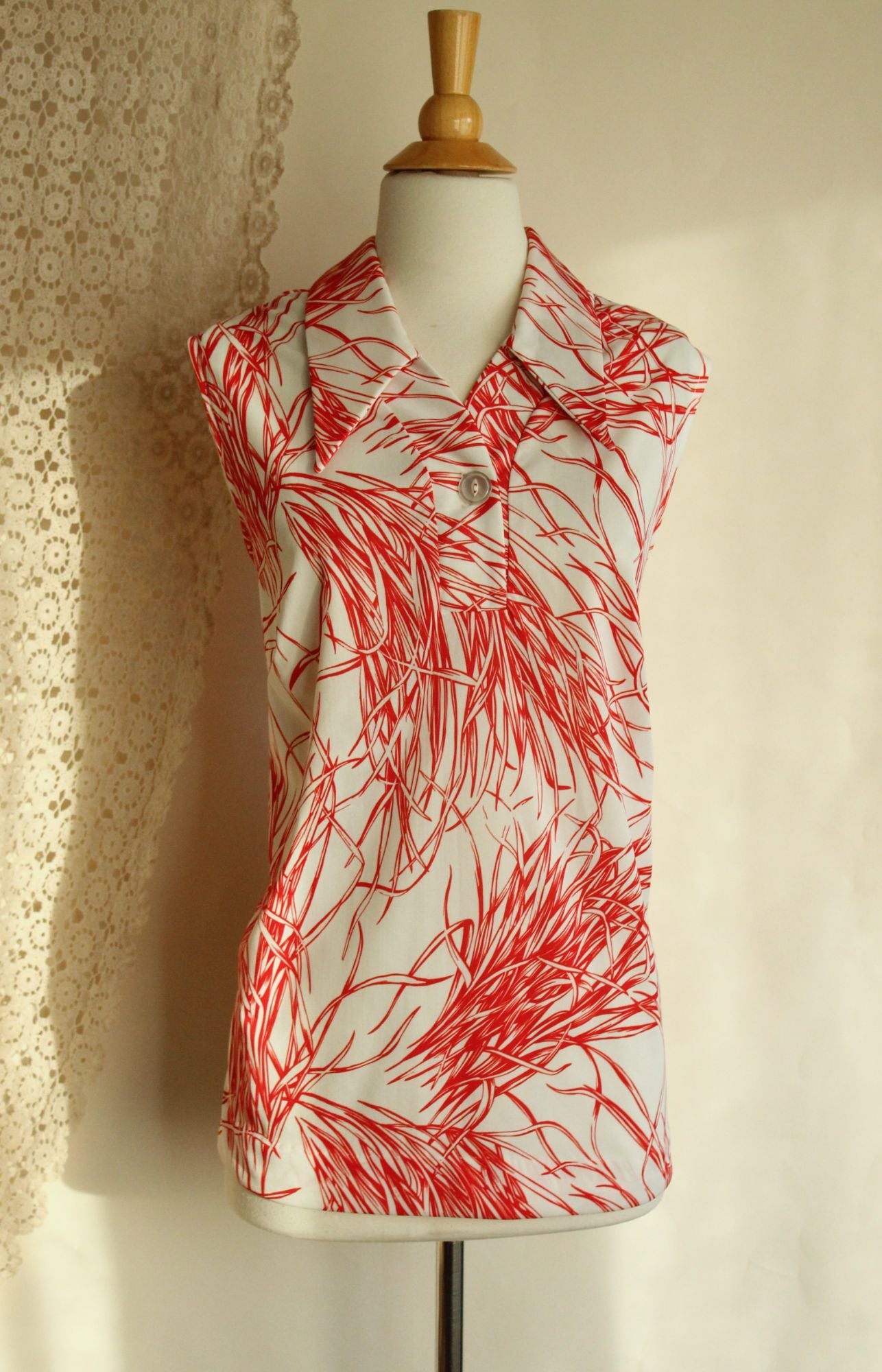 Vintage 1970s Red and White Dagger Collar Top