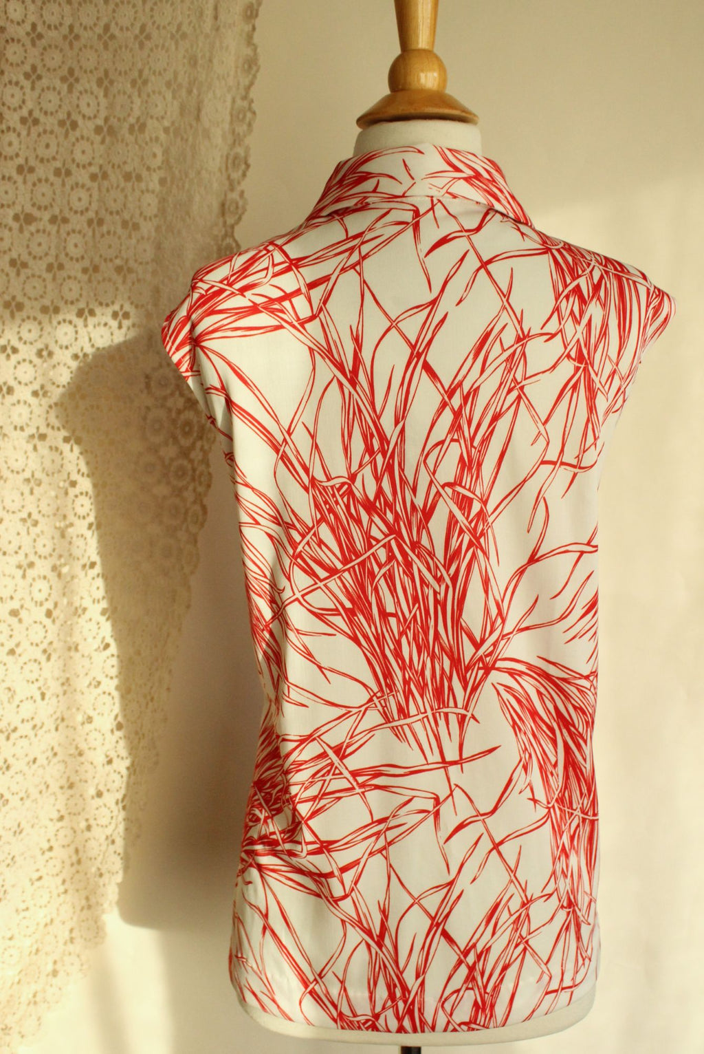 Vintage 1970s Red and White Dagger Collar Top