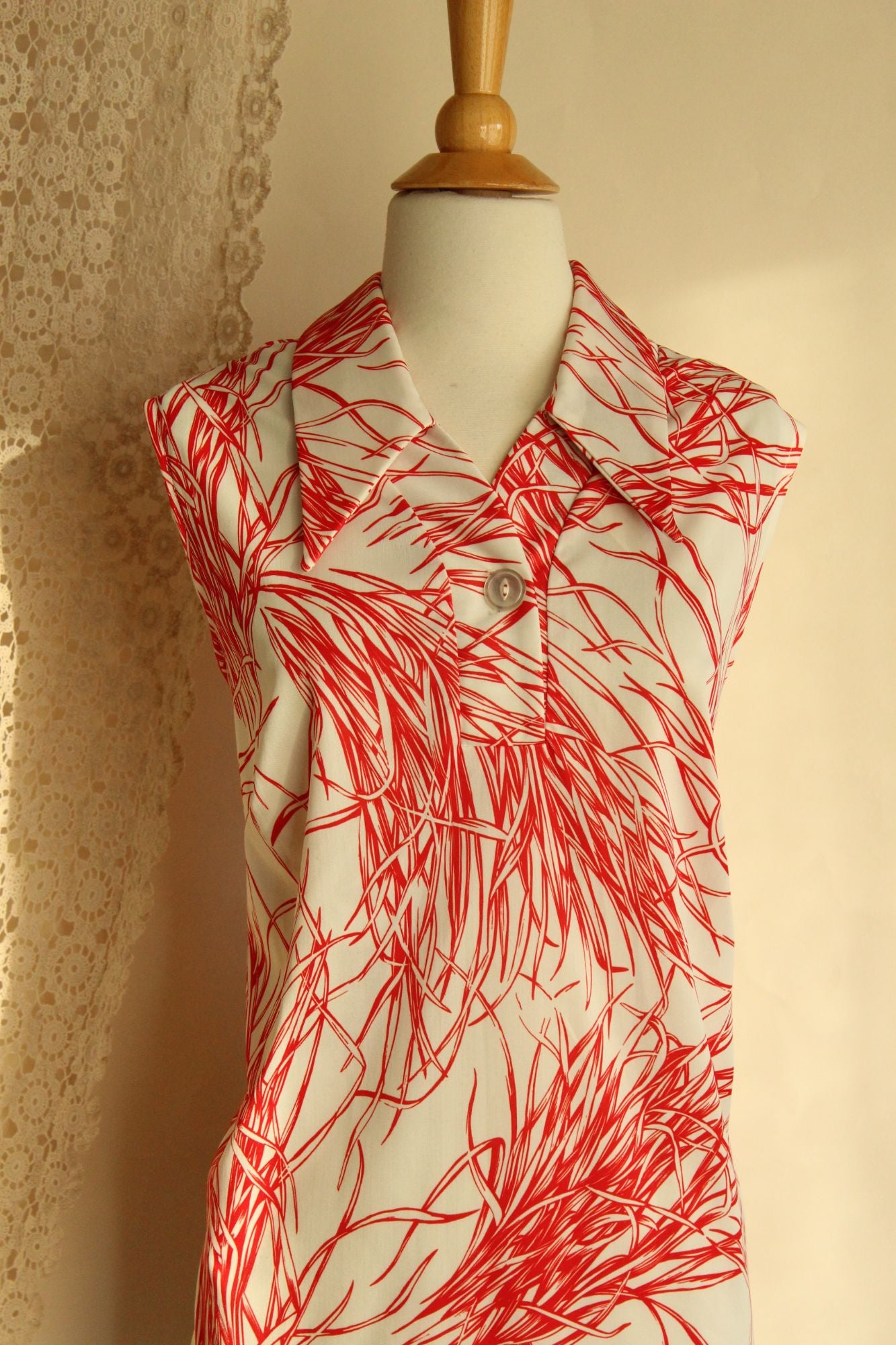 Vintage 1970s Red and White Dagger Collar Top