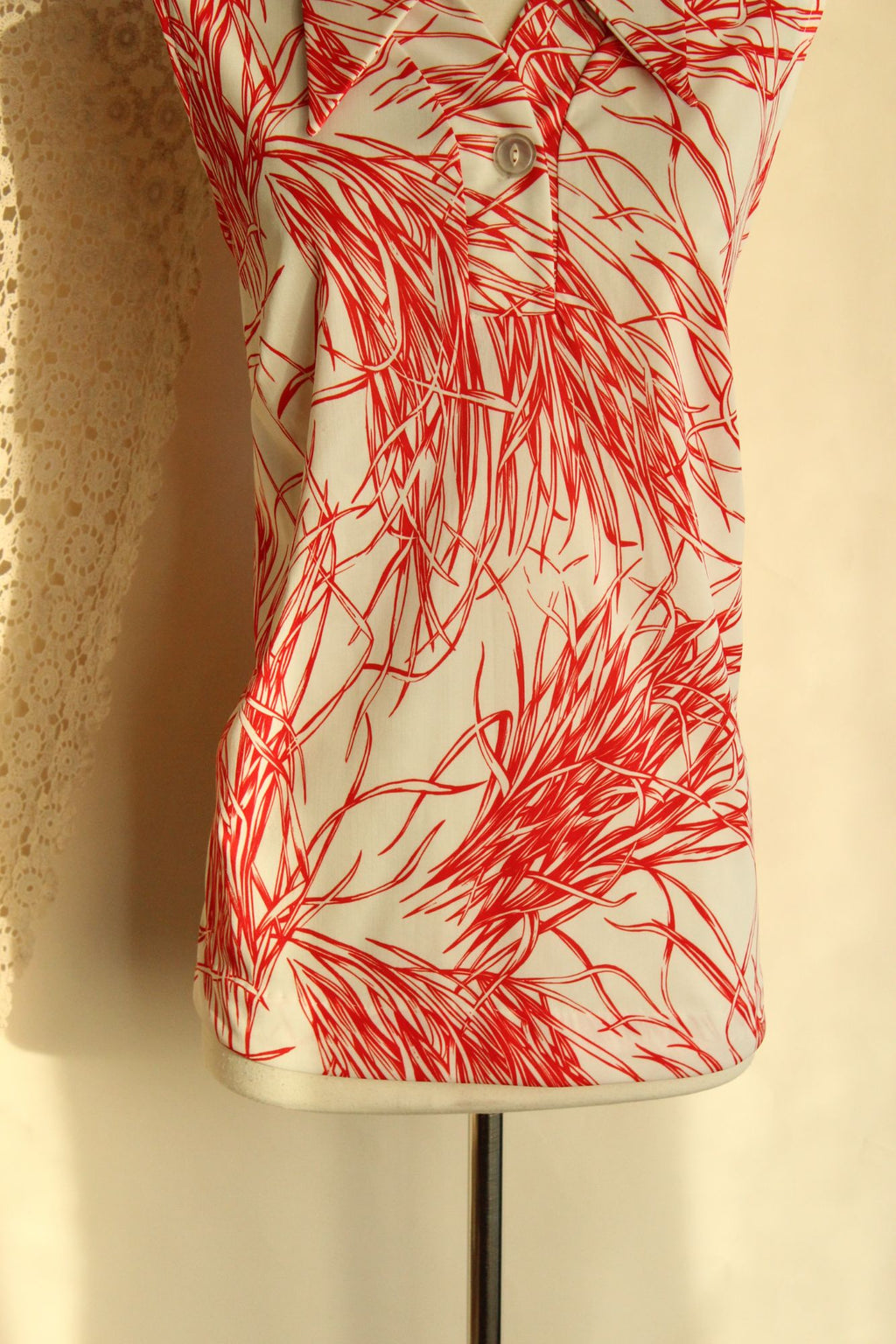 Vintage 1970s Red and White Dagger Collar Top
