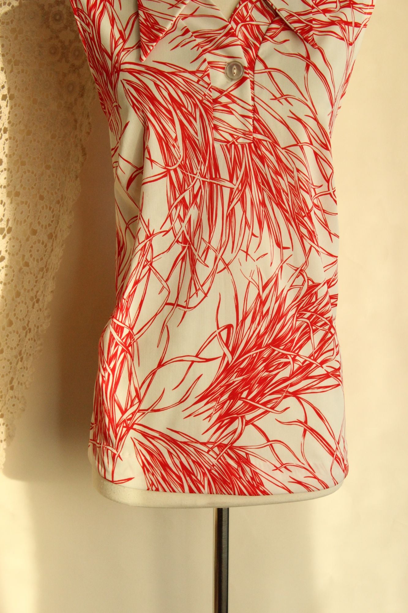 Vintage 1970s Red and White Dagger Collar Top