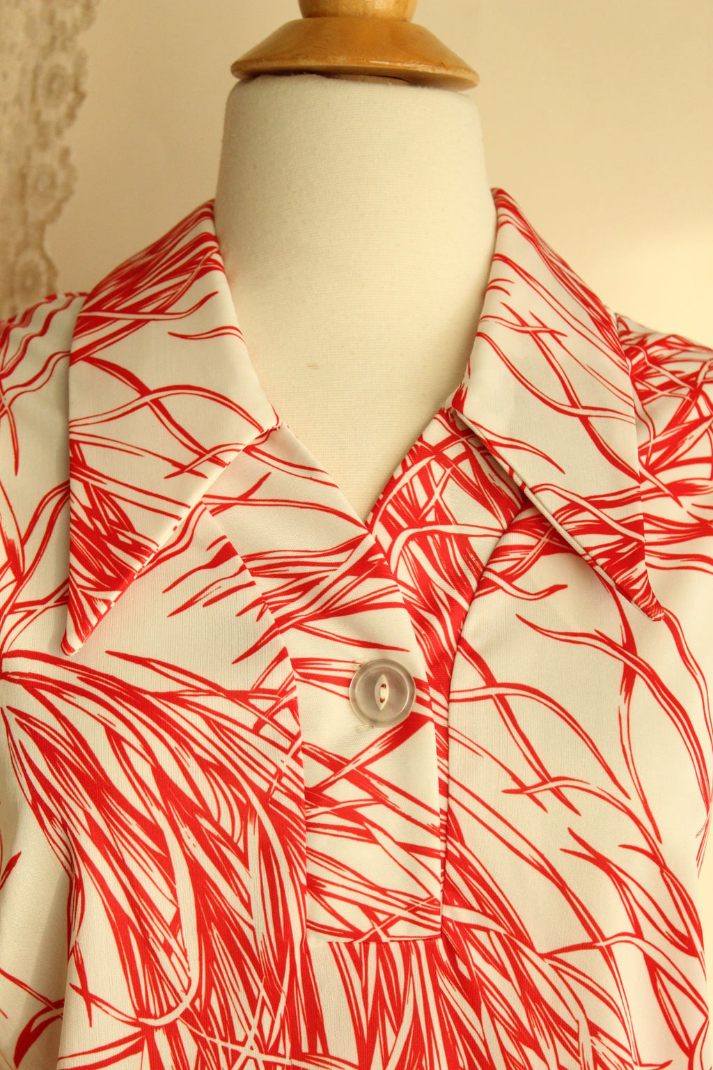 Vintage 1970s Red and White Dagger Collar Top