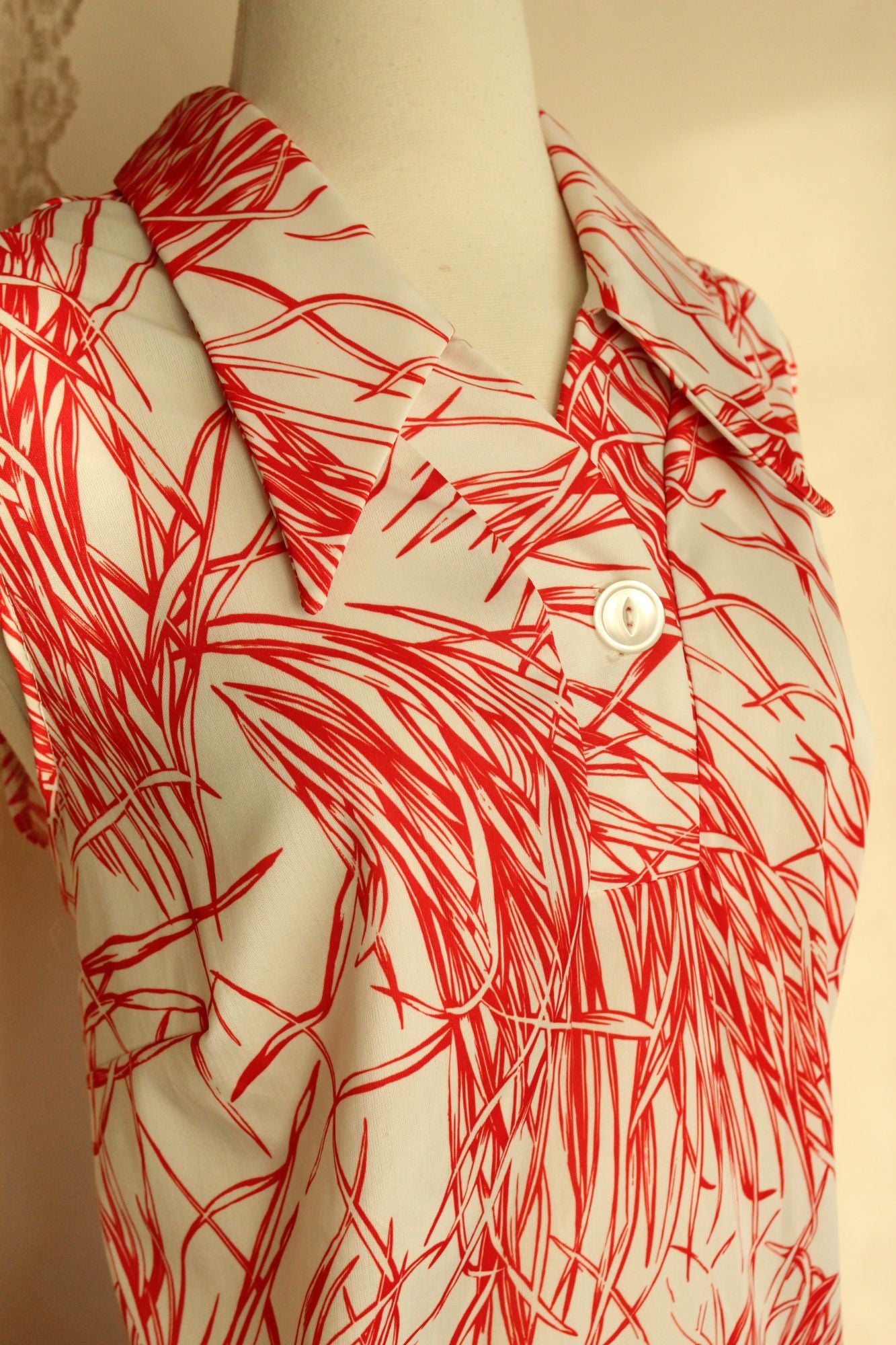 Vintage 1970s Red and White Dagger Collar Top