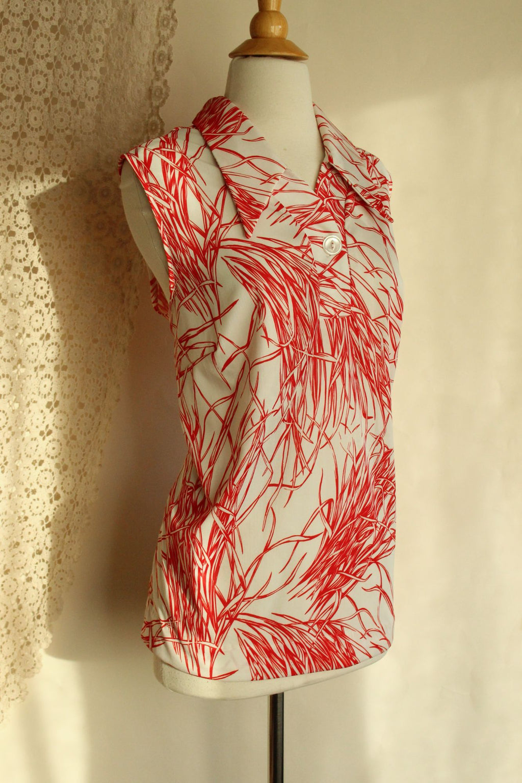 Vintage 1970s Red and White Dagger Collar Top