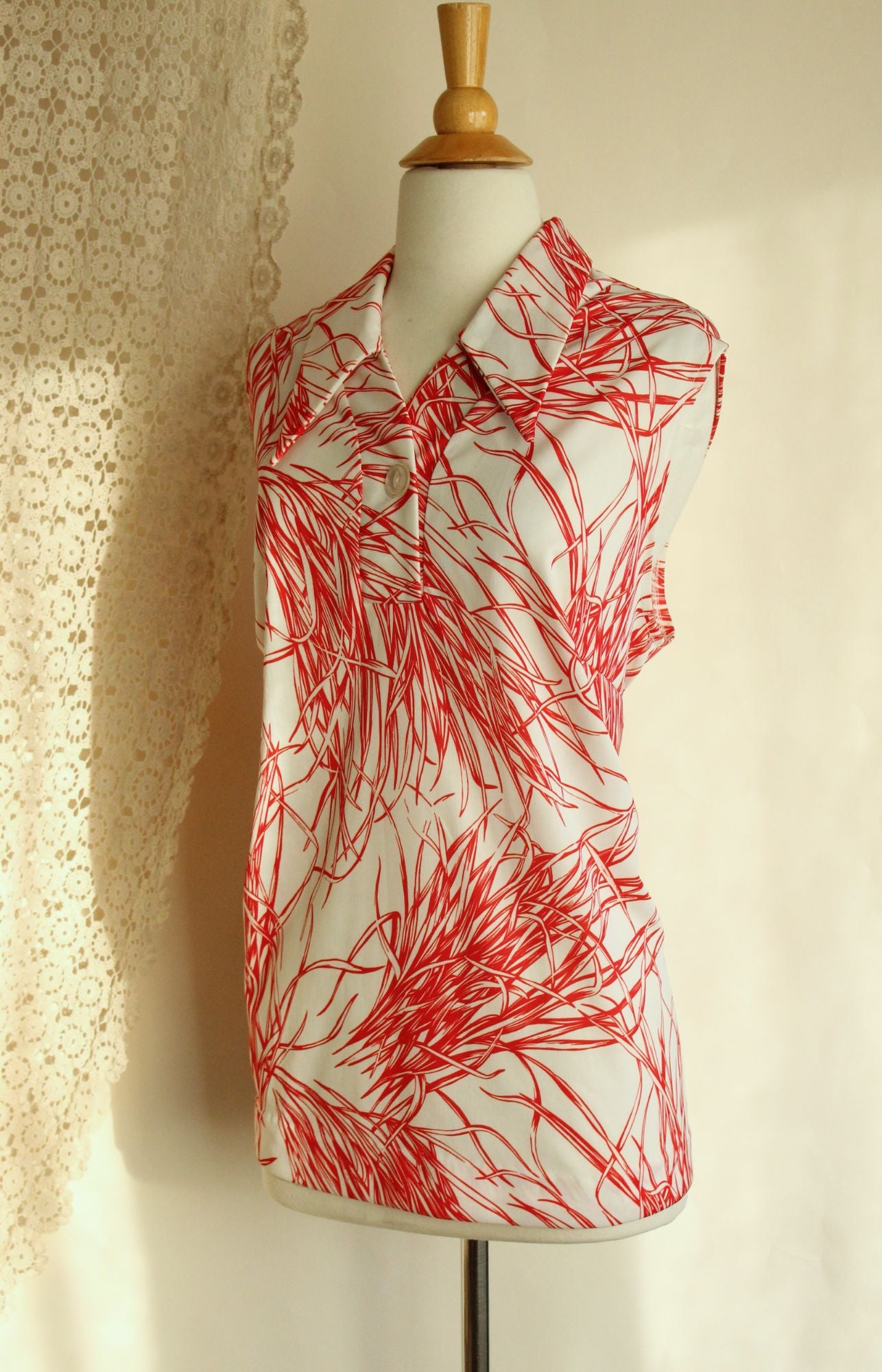 Vintage 1970s Red and White Dagger Collar Top
