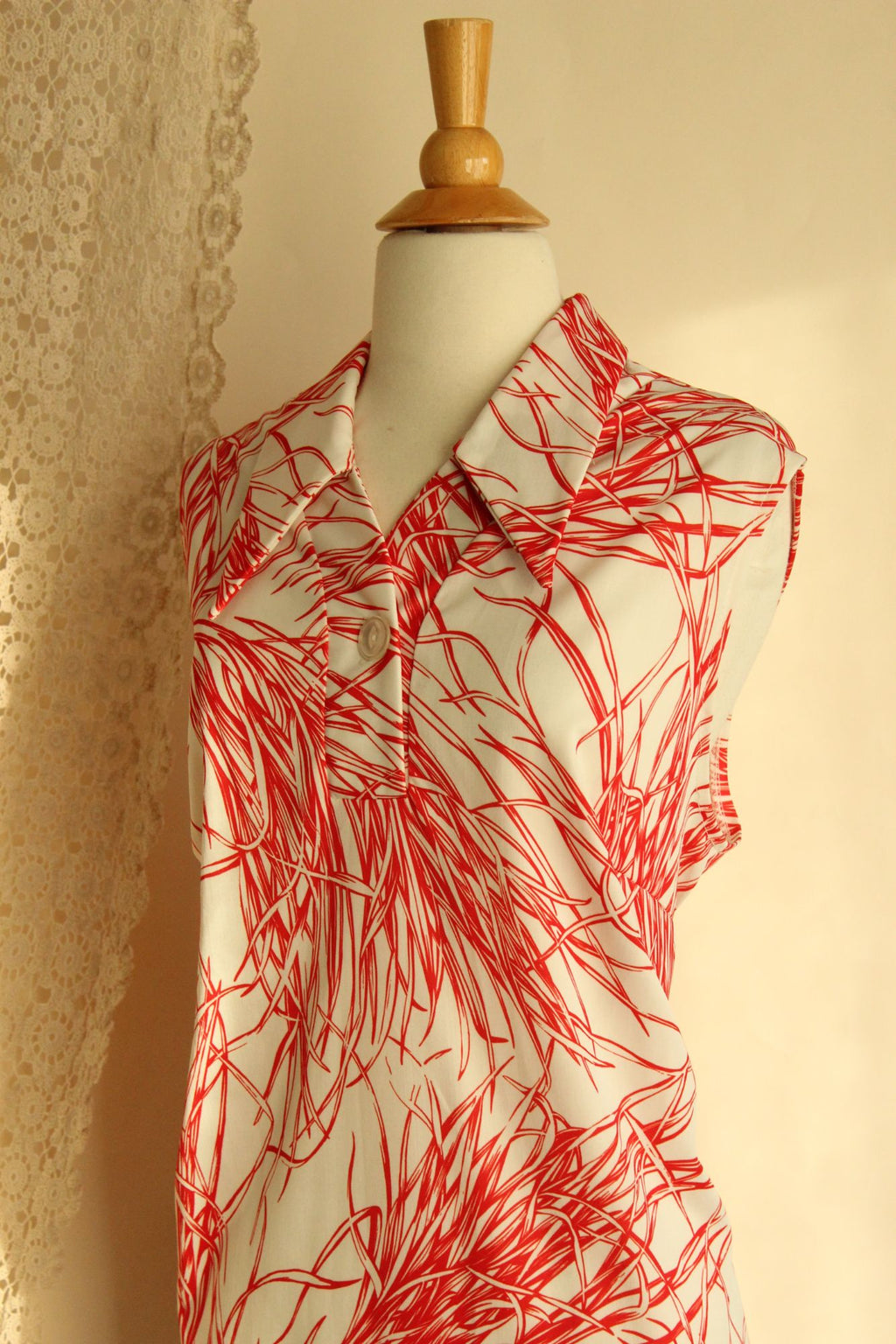 Vintage 1970s Red and White Dagger Collar Top